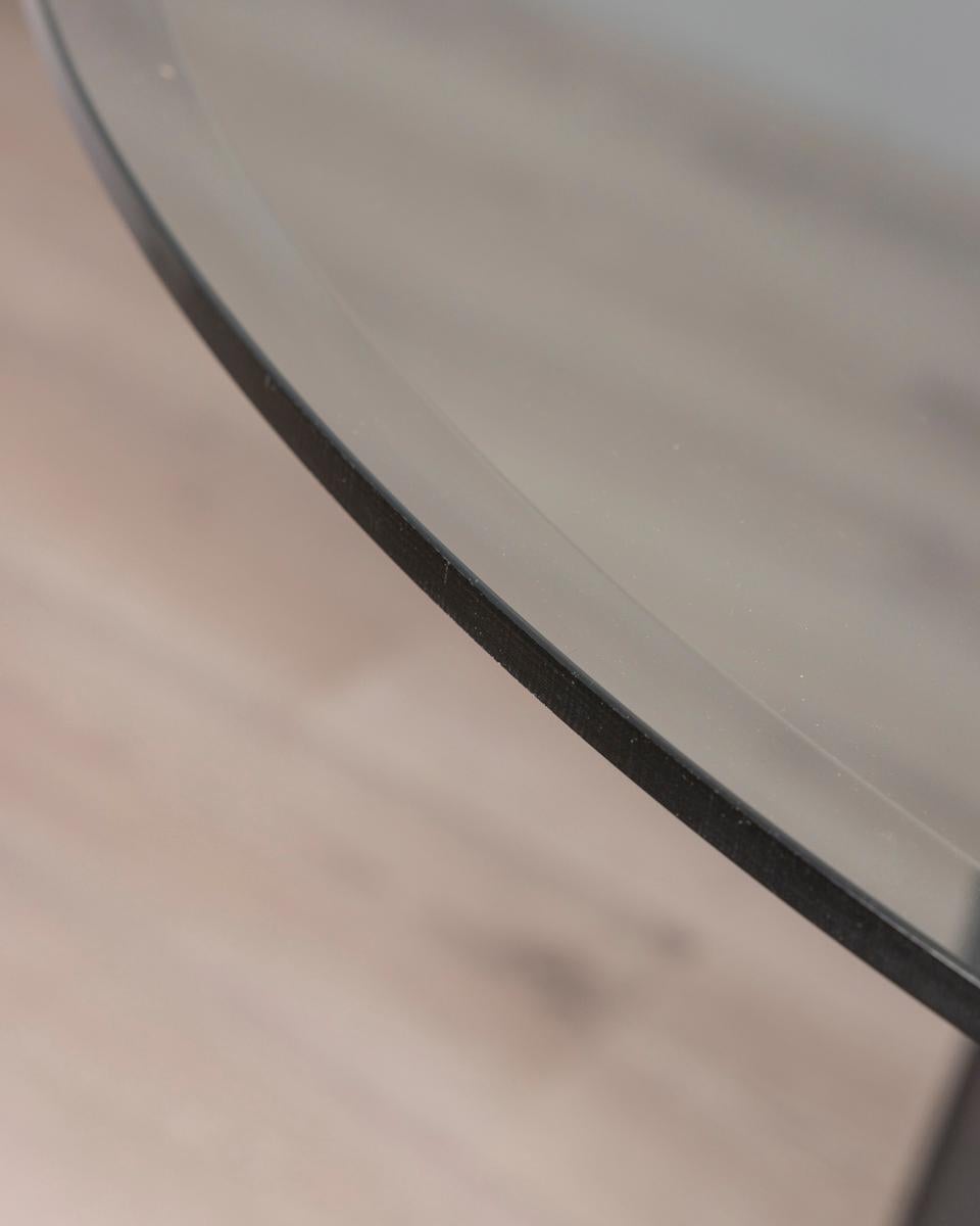 Tavolo rotondo con base in legno laccato nero e base in vetro molato, design italiano, anni '80.

CONDIZIONE:
En buen estado, presenta signos de uso debidos al paso del tiempo.

DIMENSIONES
Altezza 74 cm; Diametro 120 cm;

MATERIALI:
Legno e