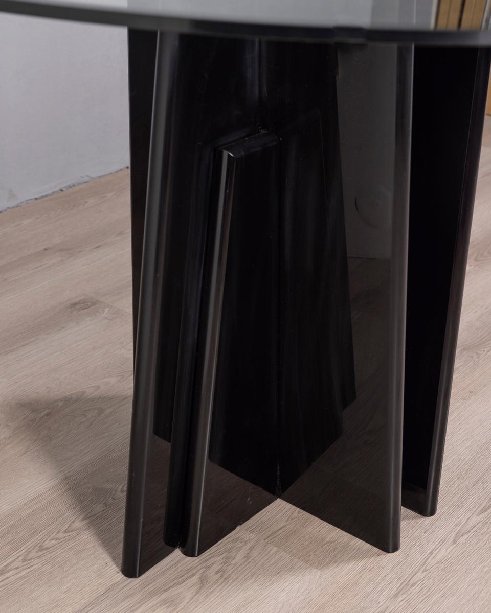 Tavolo rotondo vintage anni '80 in legno nero e vetro, design Italiano finales del siglo XX en venta