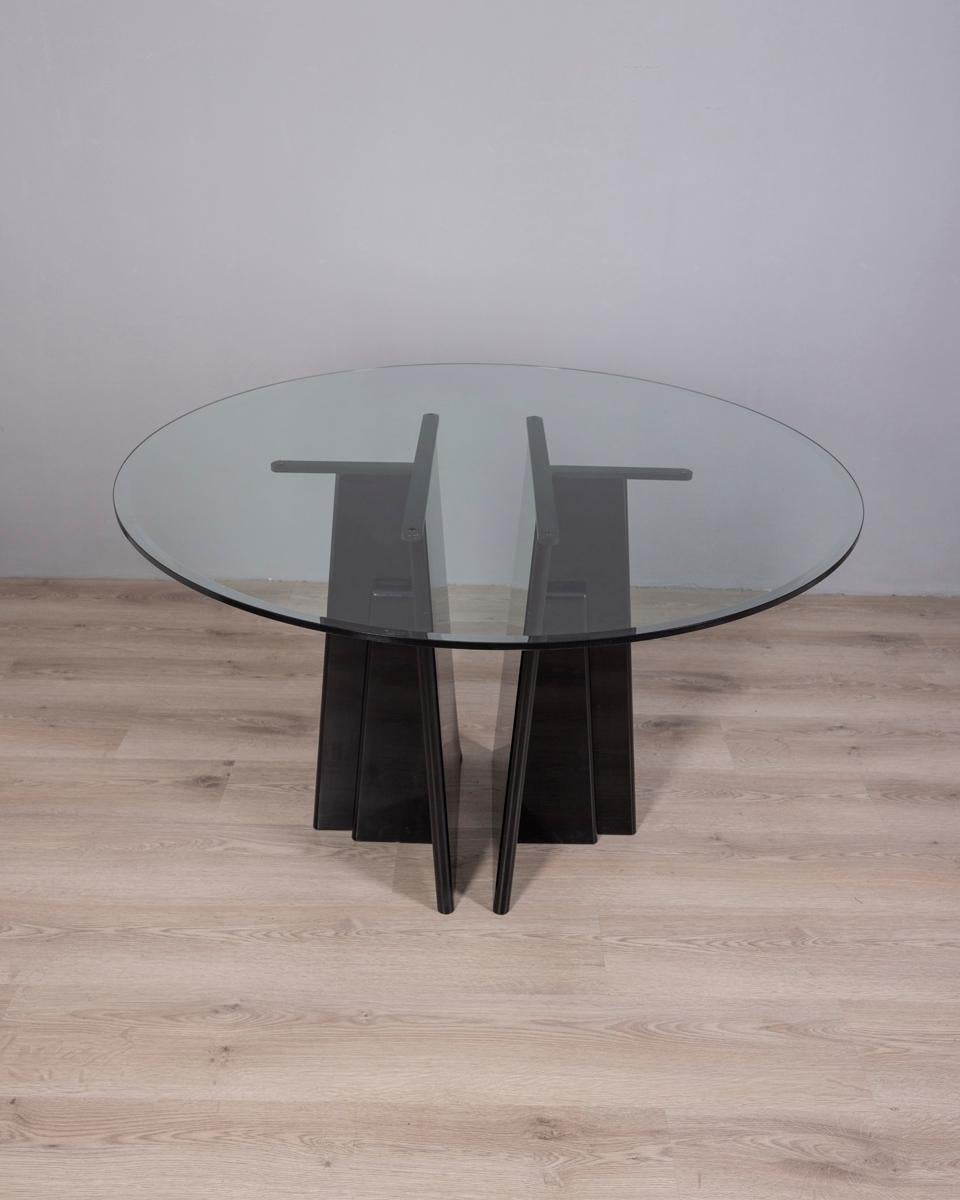 Tavolo rotondo vintage anni '80 in legno nero e vetro, design Italiano Vidrio en venta