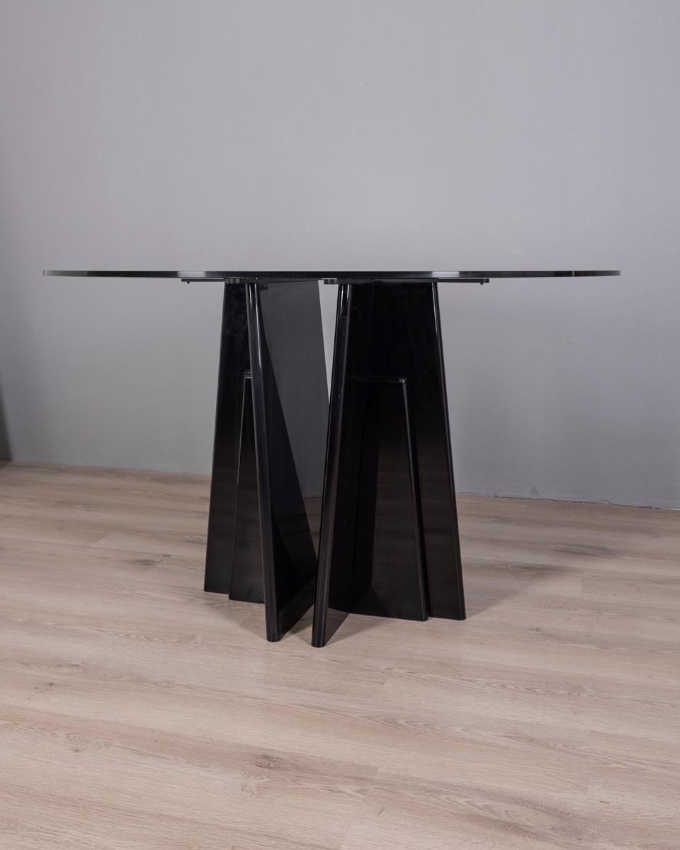 Tavolo rotondo vintage anni '80 in legno nero e vetro, design Italiano en venta 1