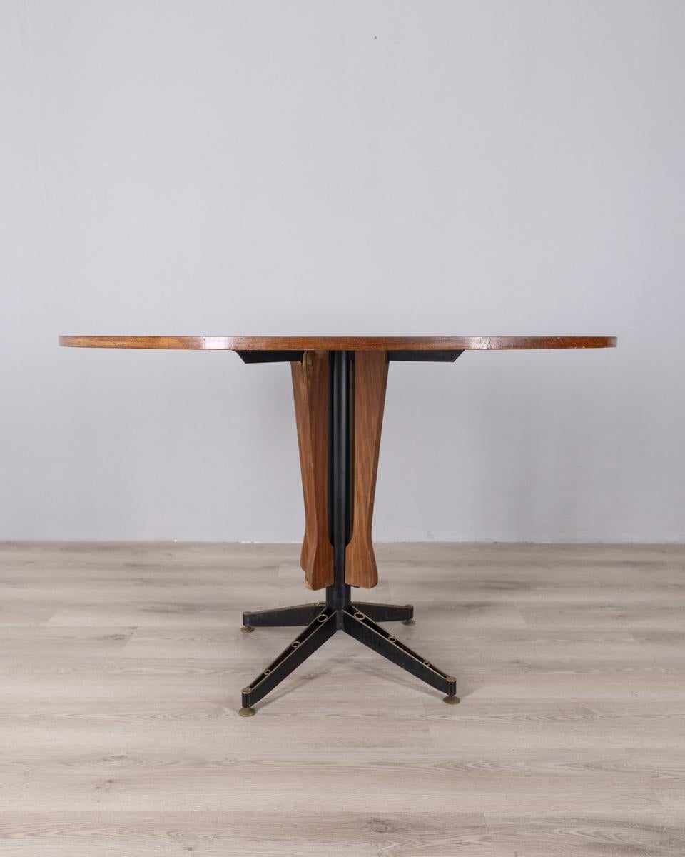 Table ronde avec structure en métal noir et pieds en laiton doré, plateau en placage de bois, conçue par Carlo Ratti pour Lissoni, années 1960.

CONDITION :
En bon état, avec des signes d'usure dus au temps.

DIMENSIONS :
Hauteur 78 cm ; Diamètre