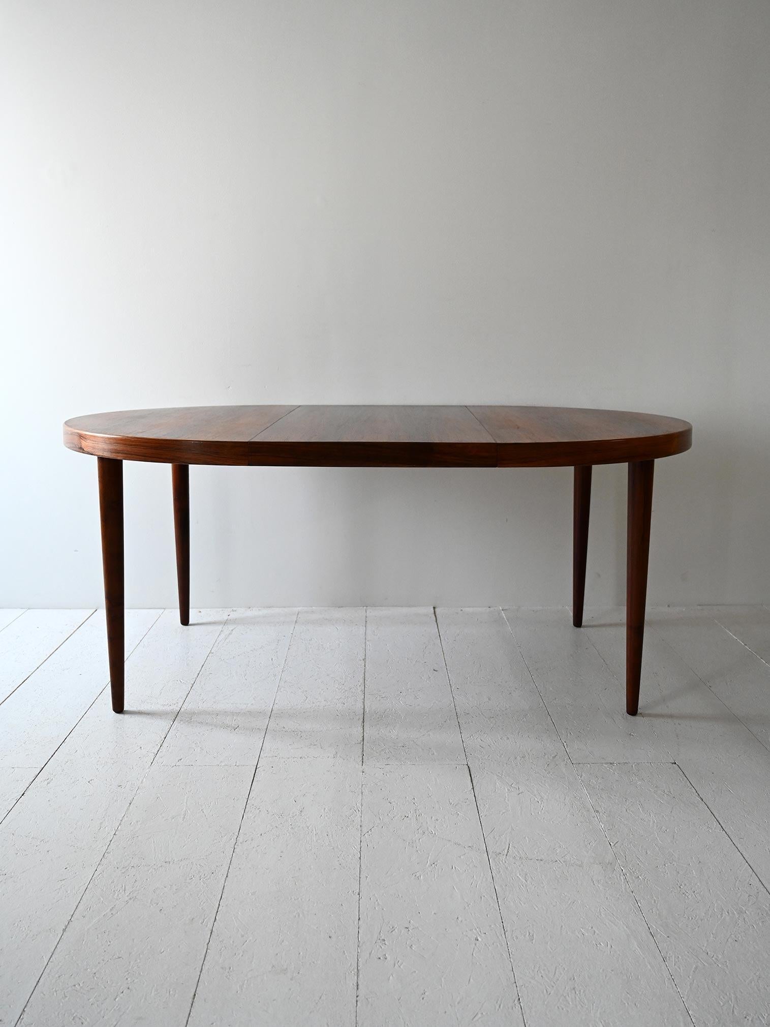 Tavolo rotondo vintage scandinavo in palissandro In Good Condition For Sale In Brescia, IT