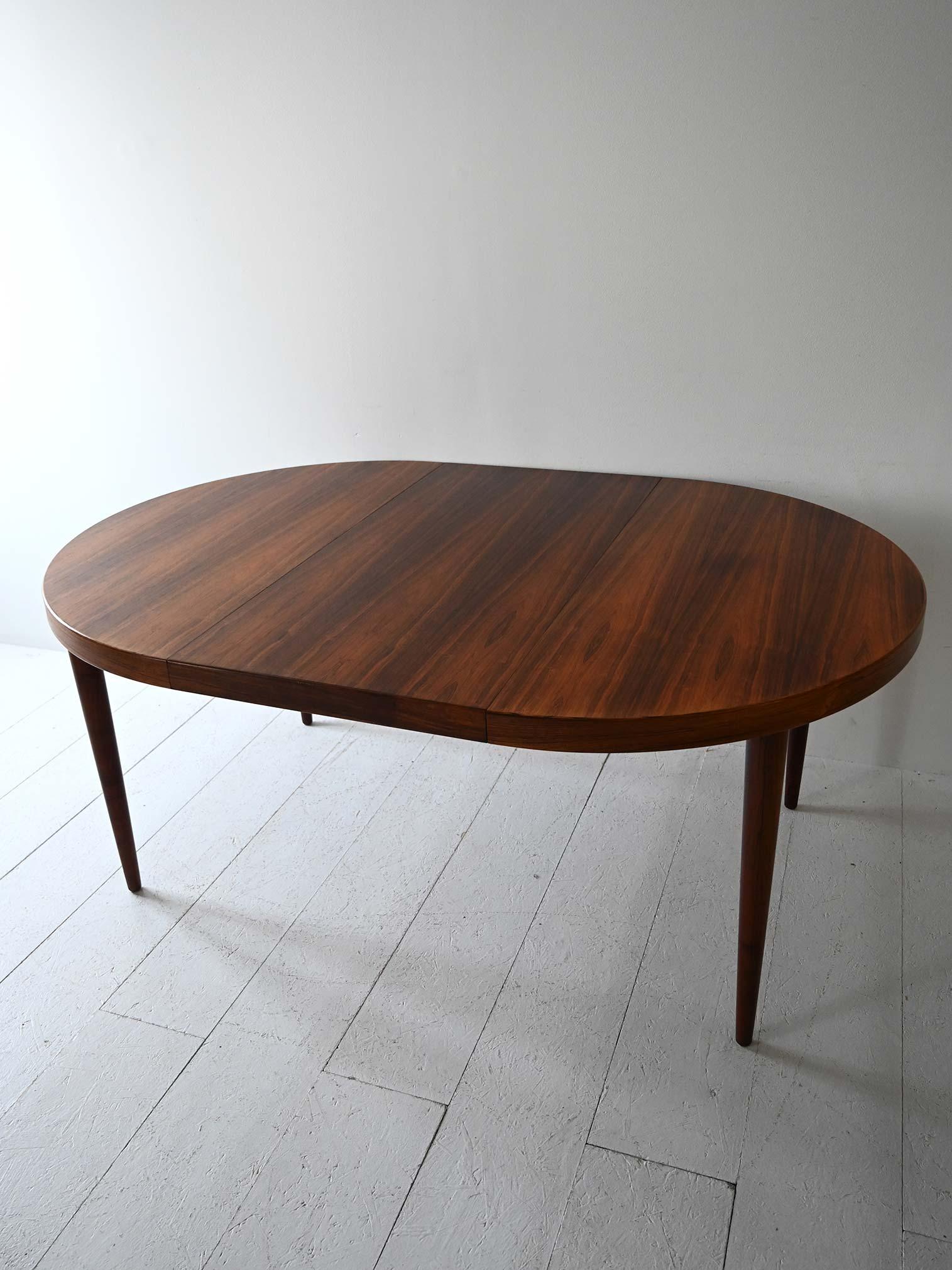 Mid-20th Century Tavolo rotondo vintage scandinavo in palissandro For Sale