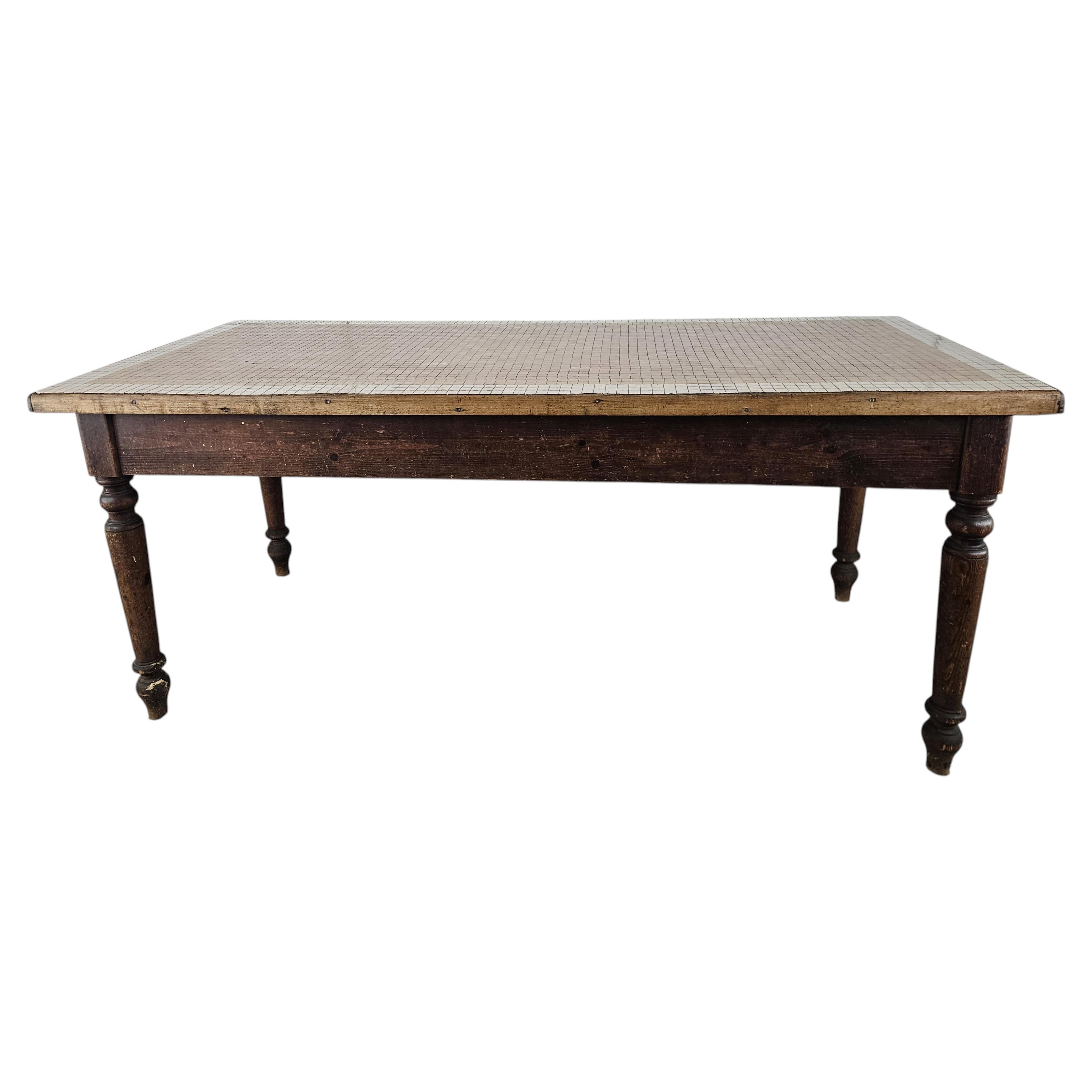 Tavolo rustico fine '800 in abete con piano a mosaico e 2 cassetti in vendita