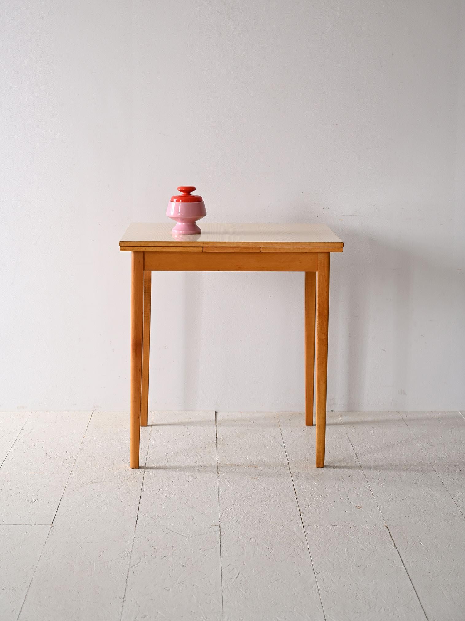 Originaler Esstisch aus den 1960er Jahren mit seitlichen Anbauten.

Dieses Vintage-Möbelstück nordischer Herkunft zeigt den typischen Geschmack und die Funktionalität des skandinavischen Designs. Die tragende Struktur ist aus leichtem Birkenholz