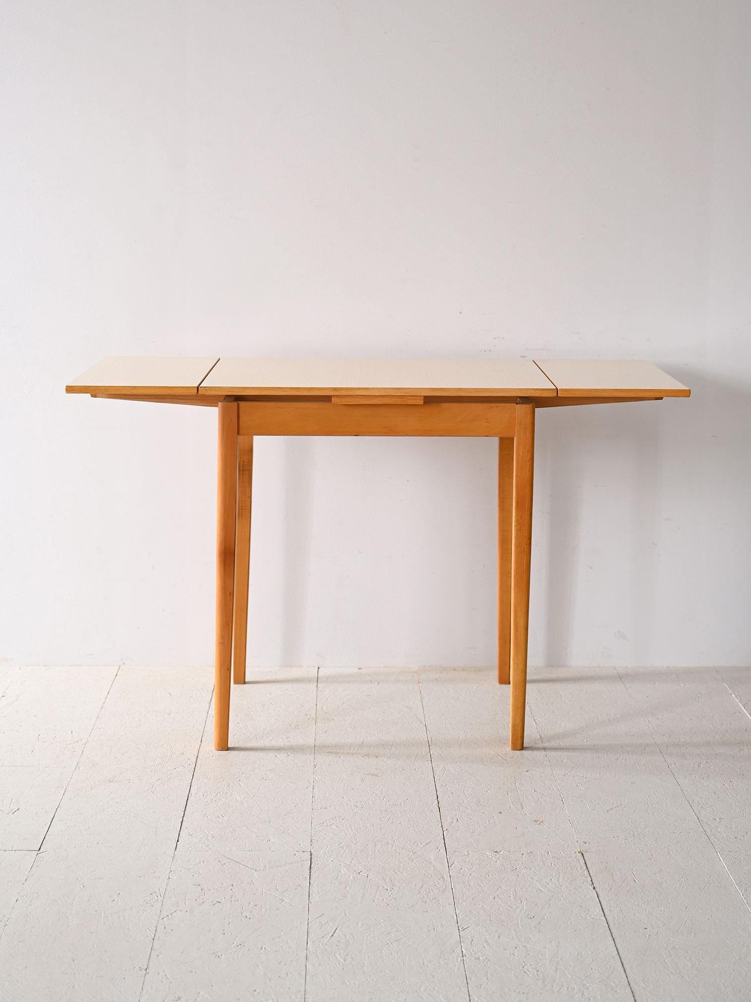 Scandinavian extendable formica table In Good Condition For Sale In Brescia, IT