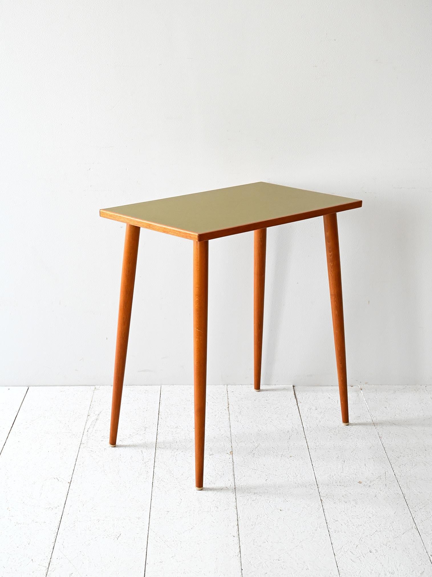 Mesa escandinava de los años 50/60 con tablero de fórmica verde Escandinavo moderno en venta