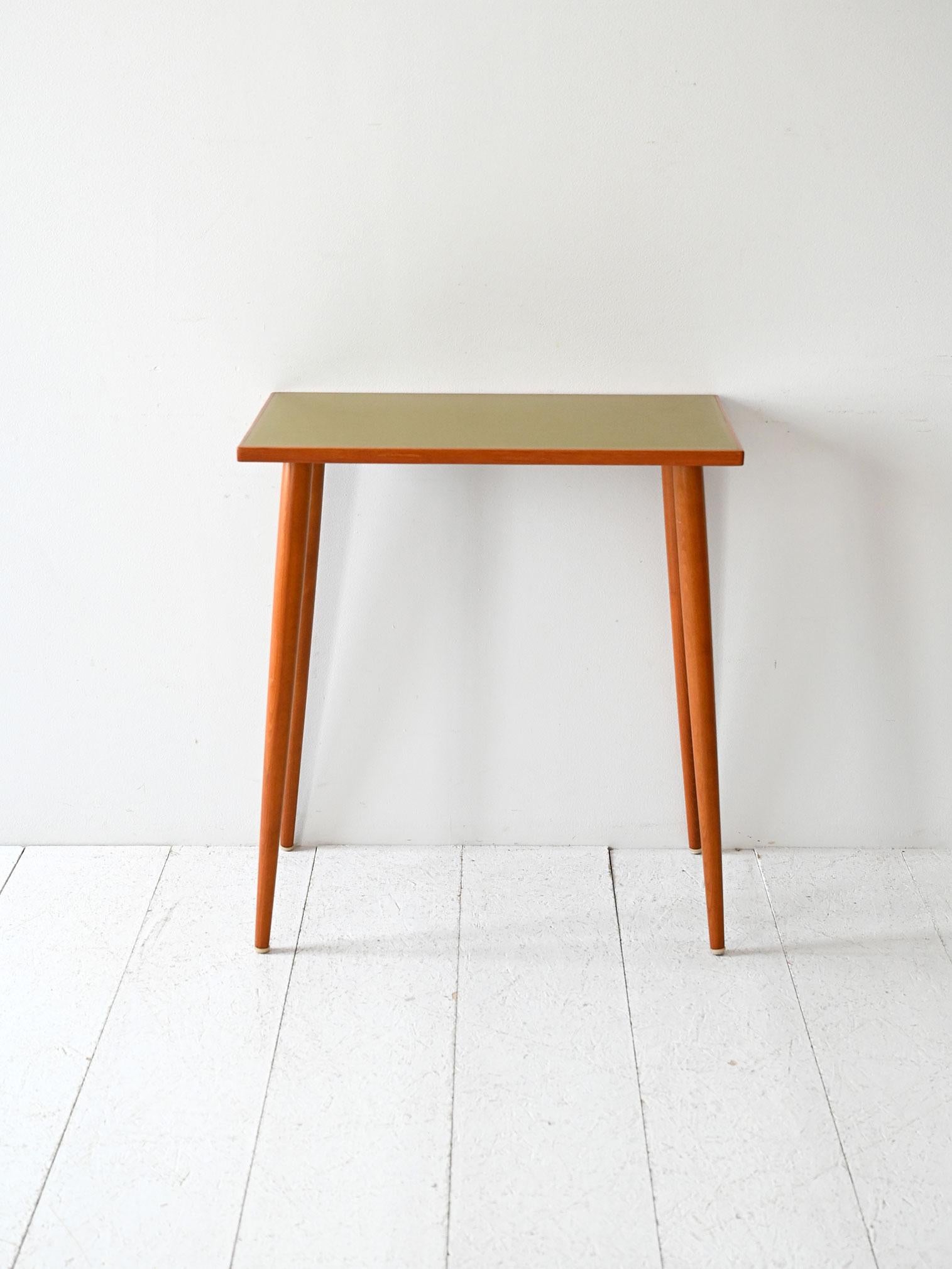 Mesa escandinava de los años 50/60 con tablero de fórmica verde Scandinavian en venta