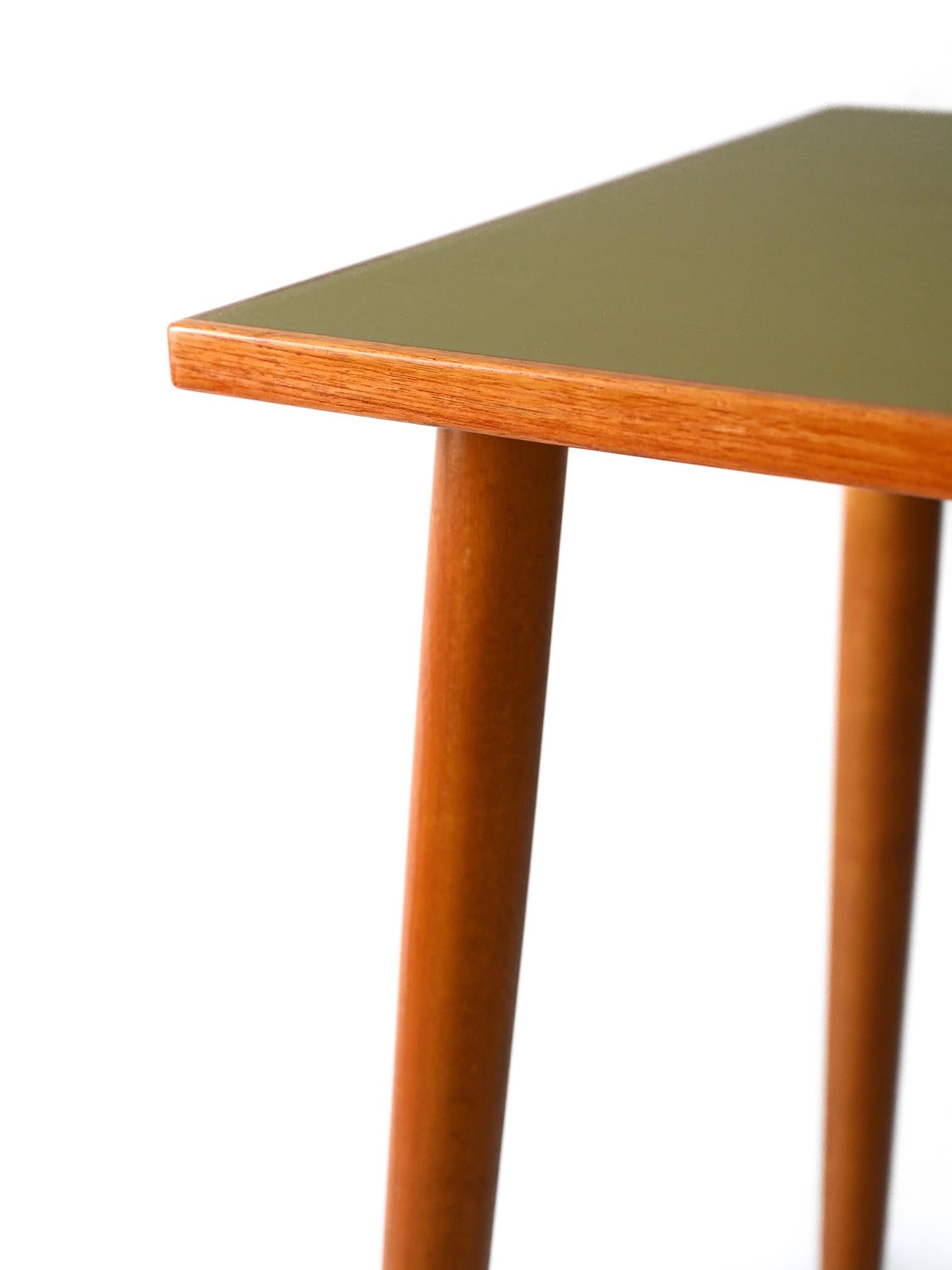 Mesa escandinava de los años 50/60 con tablero de fórmica verde en Bueno estado para la venta en Brescia, IT
