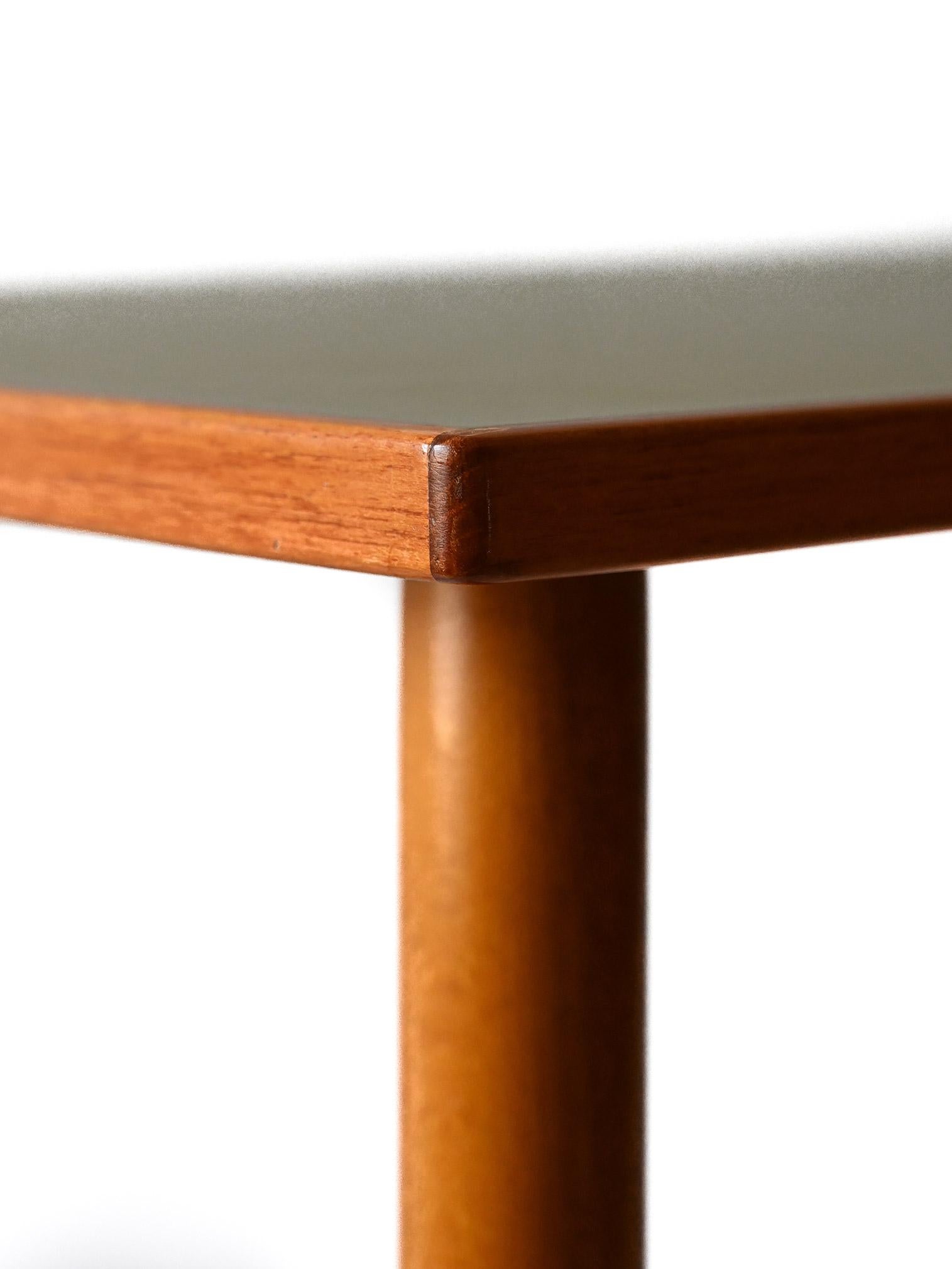 Mesa escandinava de los años 50/60 con tablero de fórmica verde Fórmica en venta