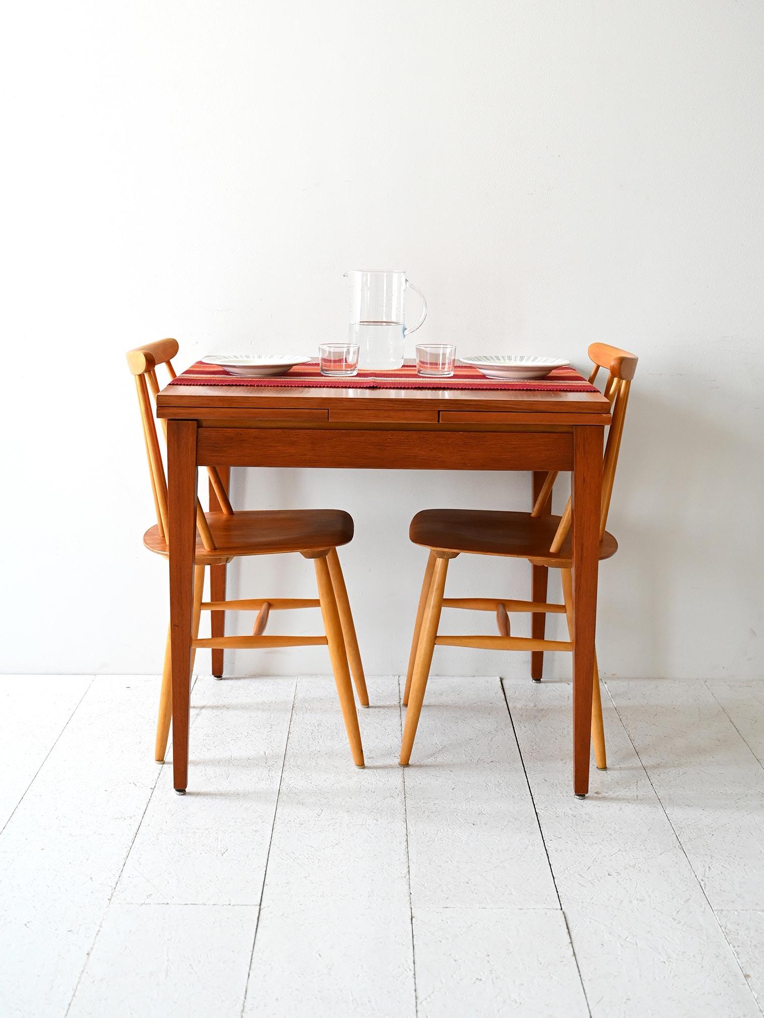Scandinavo moderno Tavolo scandinavo anni 60 in teak quadrato in vendita