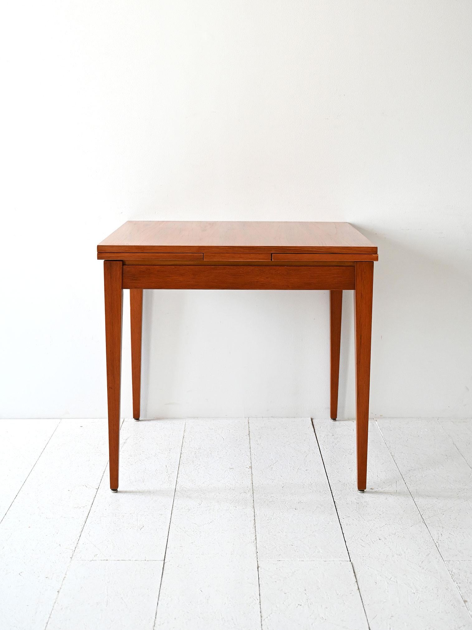 Scandinavian Tavolo scandinavo anni 60 in teak quadrato in vendita