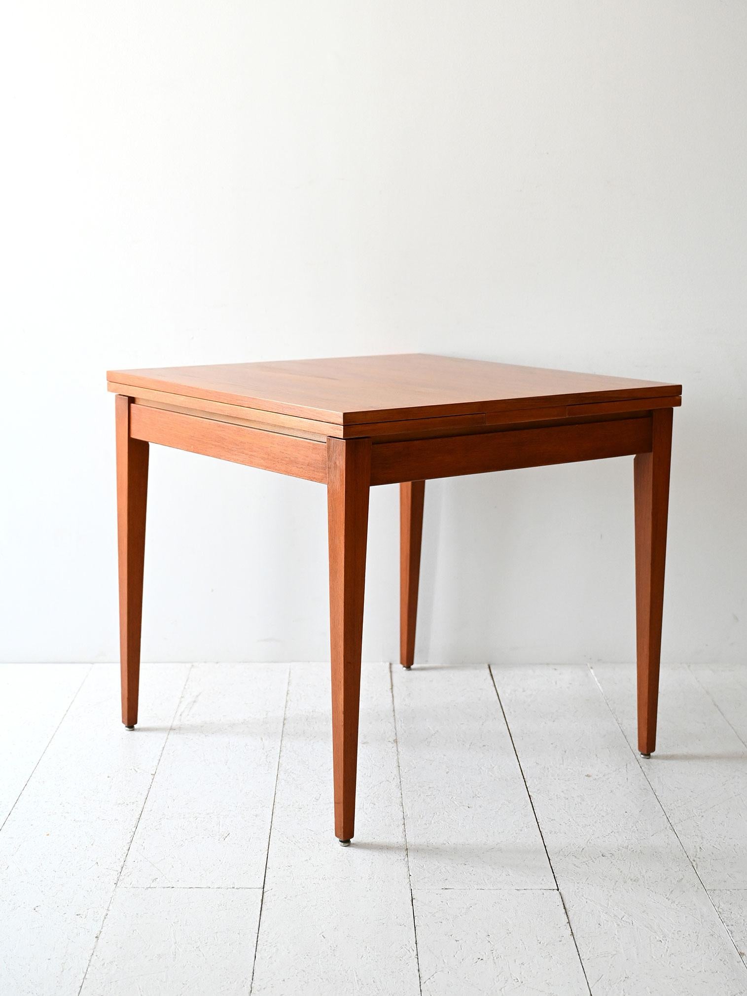 Tavolo scandinavo anni 60 in teak quadrato In condizioni buone in vendita a Brescia, IT
