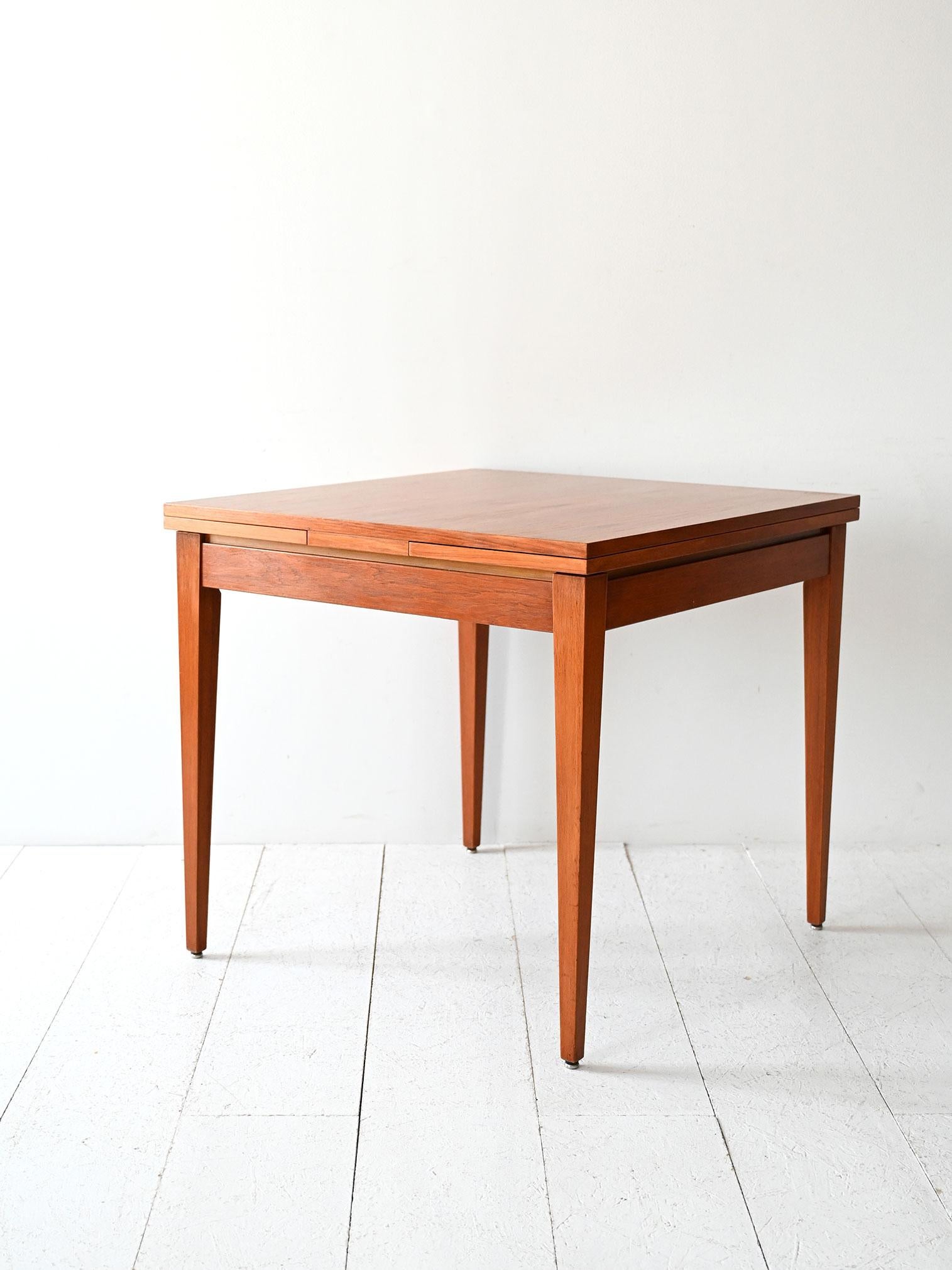 Mid-20th Century Tavolo scandinavo anni 60 in teak quadrato in vendita