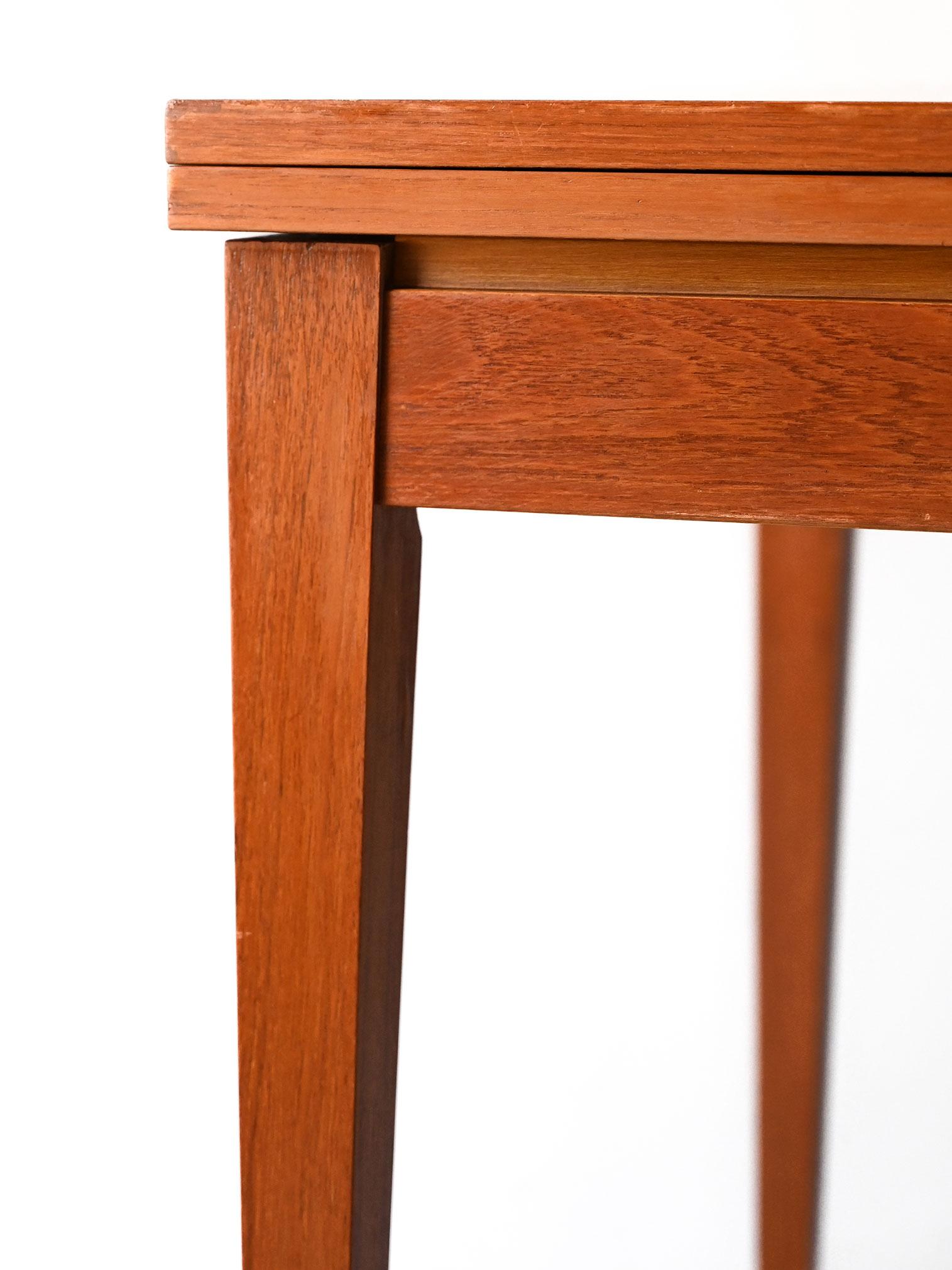 Tavolo scandinavo anni 60 in teak quadrato in vendita 1