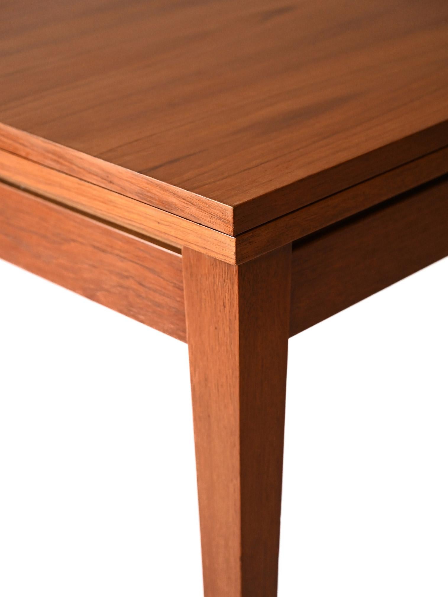 Tavolo scandinavo anni 60 in teak quadrato in vendita 2
