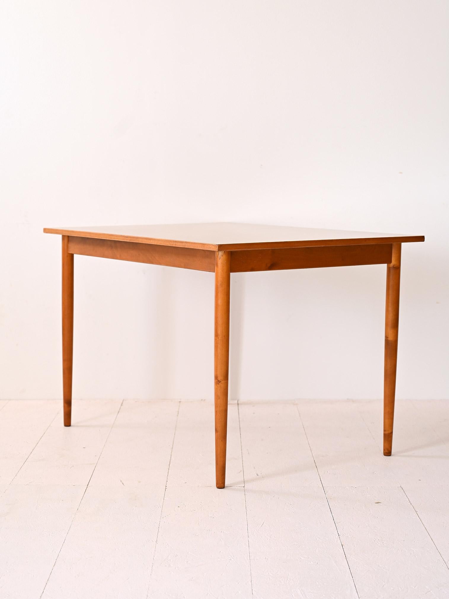 Mesa extensible escandinava años 70 - tablero de formica con tablero en Bueno estado para la venta en Brescia, IT