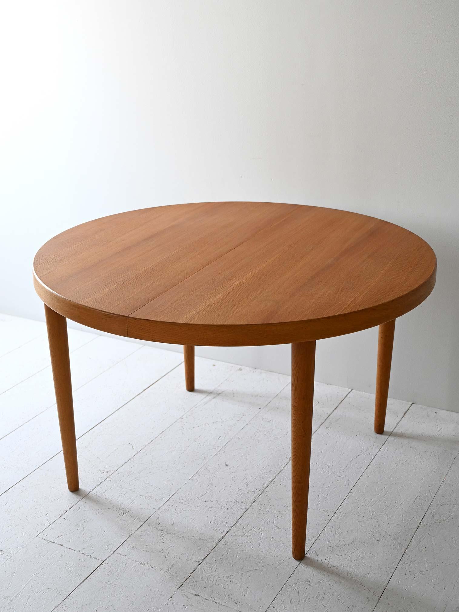 Tavolo scandinavo in rovere di Willy Schou Andersen For Sale 3
