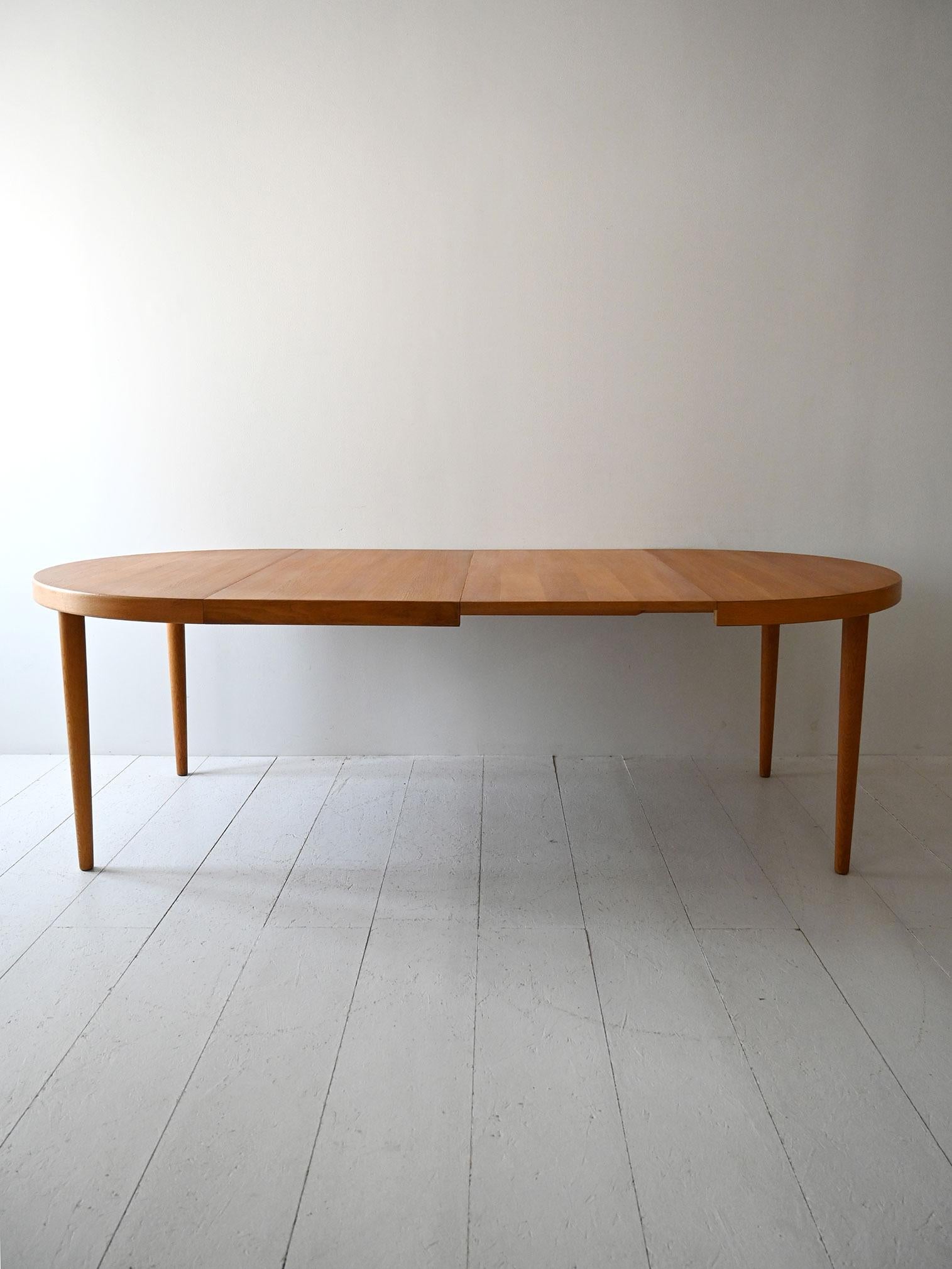 Tavolo rotondo in rovere con due allunghe centrali. Progettato da Willy Schou Andersen.

Tavolo scandinavo in rovere progettato da Willy Schou Andersen, realizzato negli anni ’50/’60. La forma rotonda e le due allunghe centrali lo rendono flessibile