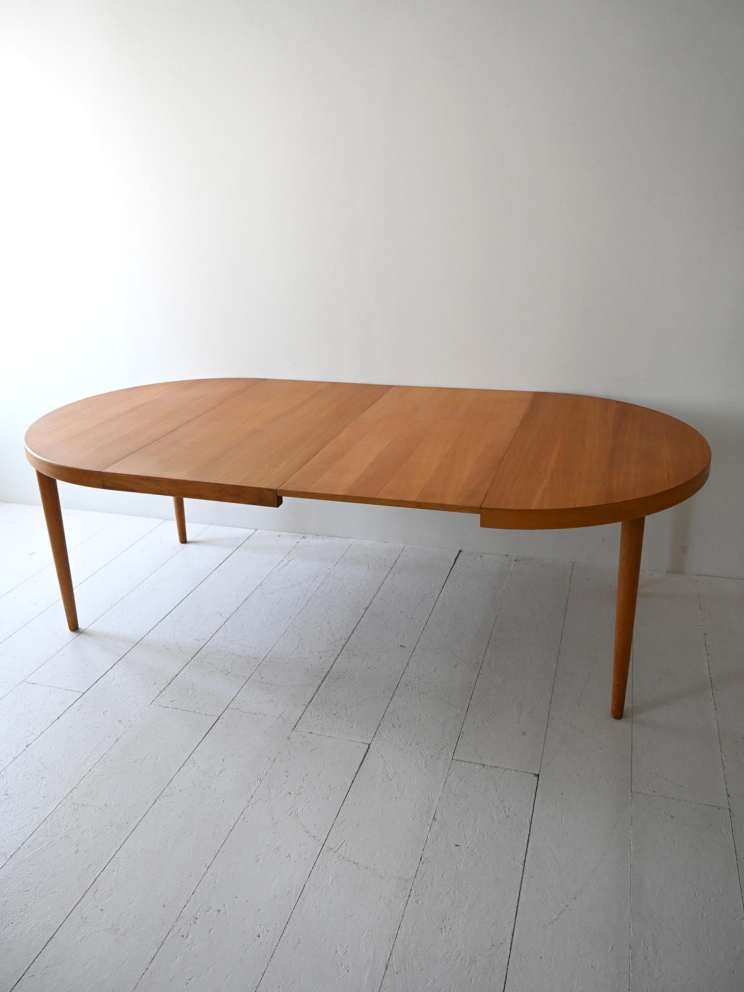 Scandinavian Modern Tavolo scandinavo in rovere di Willy Schou Andersen For Sale