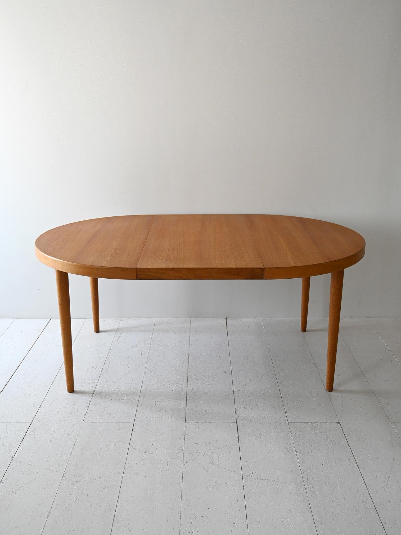 Danish Tavolo scandinavo in rovere di Willy Schou Andersen For Sale
