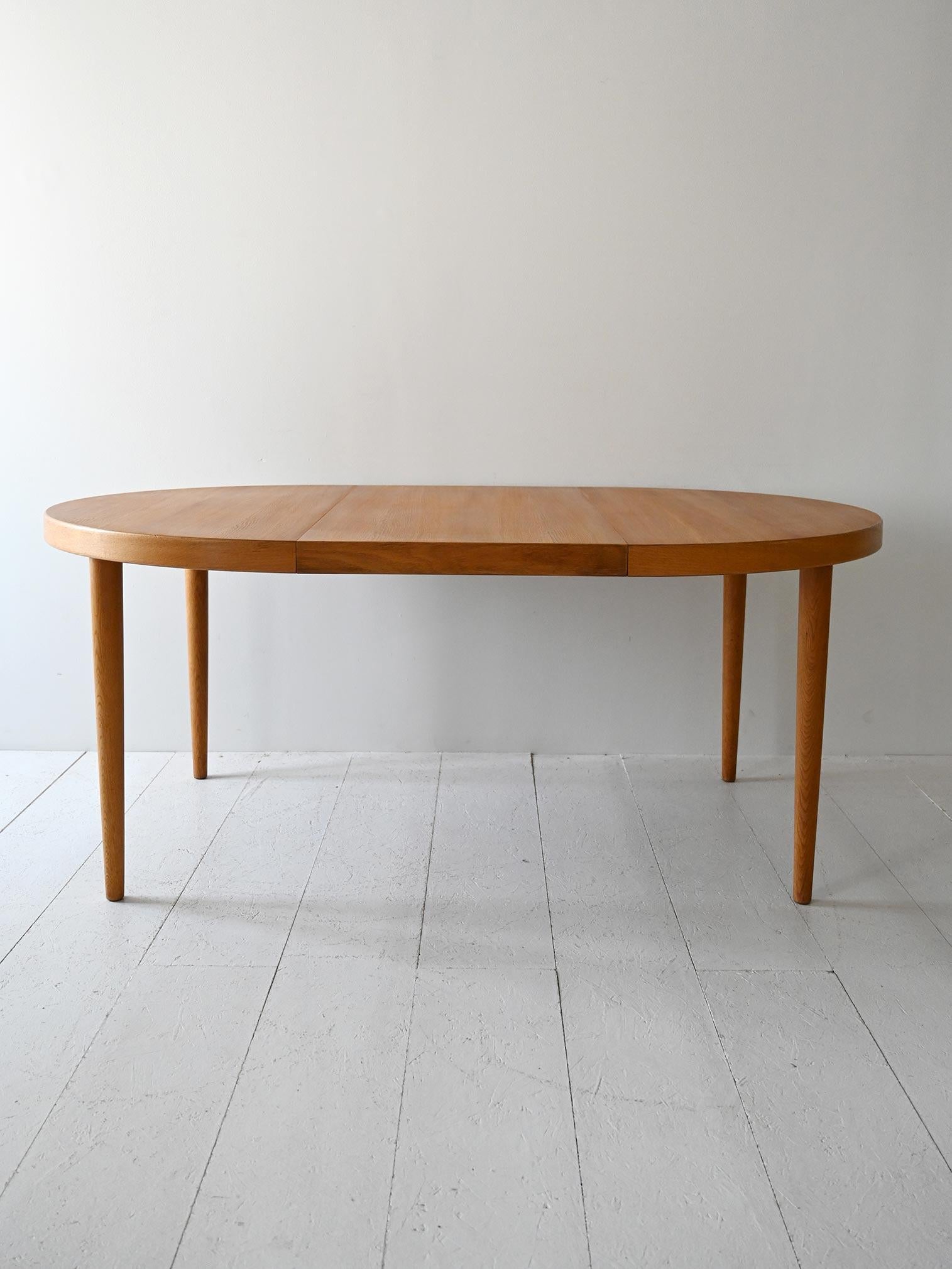 Tavolo scandinavo in rovere di Willy Schou Andersen In Good Condition For Sale In Brescia, IT