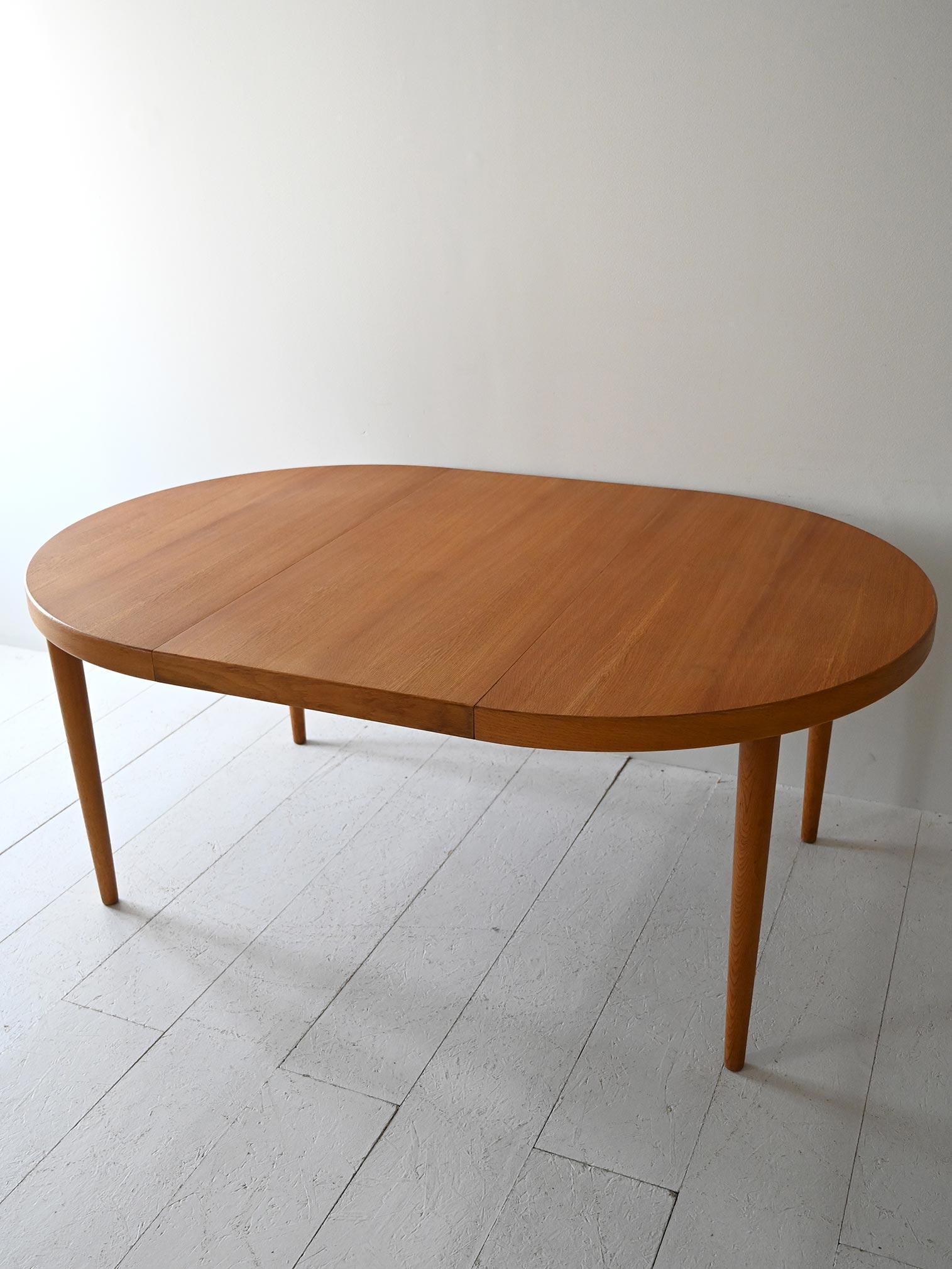 Mid-20th Century Tavolo scandinavo in rovere di Willy Schou Andersen For Sale