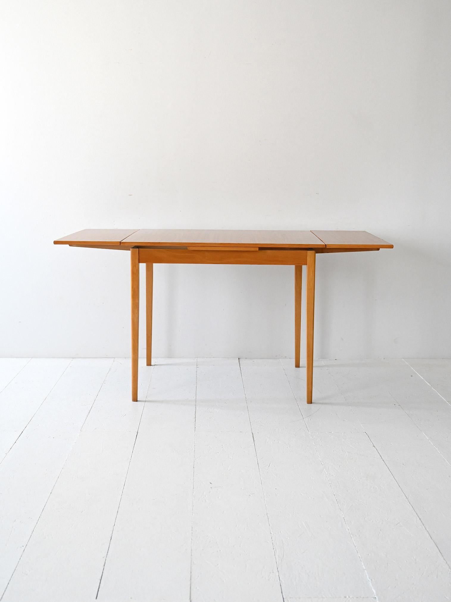 Scandinavian vintage extendable teak veneer table In Good Condition For Sale In Brescia, IT