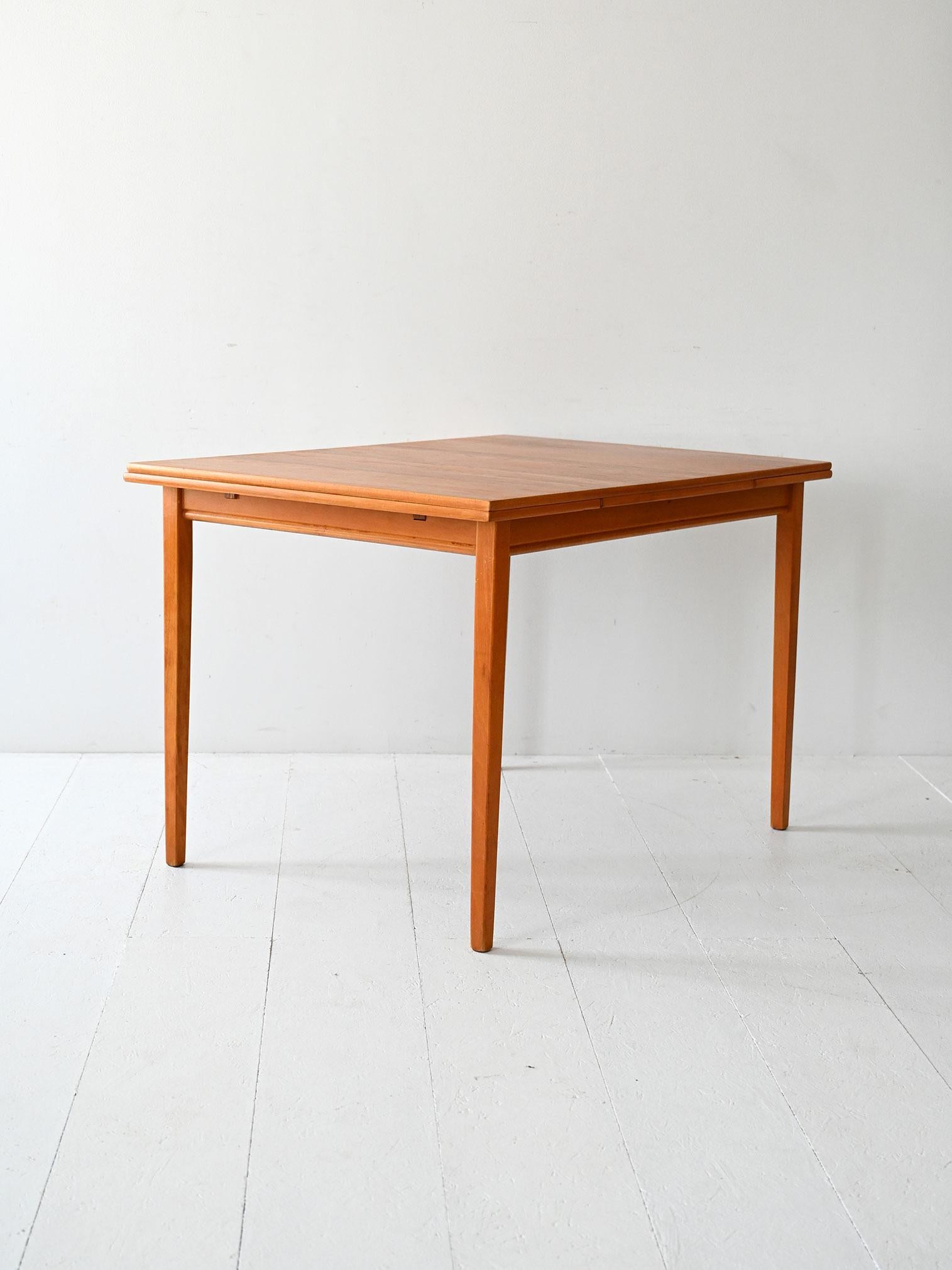 Scandinavo moderno Tavolo scandinavo vintage allungabile in teak anni ’60 in vendita