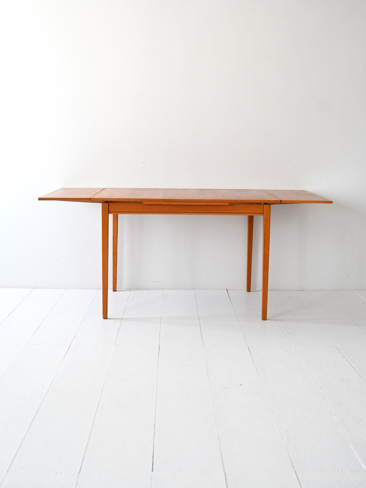 Scandinavian Tavolo scandinavo vintage allungabile in teak anni ’60 in vendita
