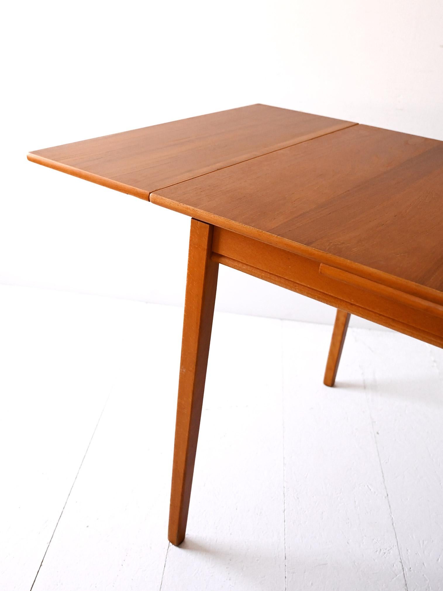 Tavolo scandinavo vintage allungabile in teak anni ’60 In condizioni buone in vendita a Brescia, IT
