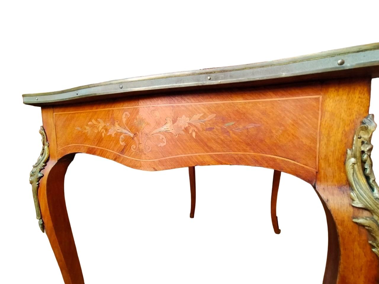 French Table à écrire en marqueterie de style Louis XV en vente