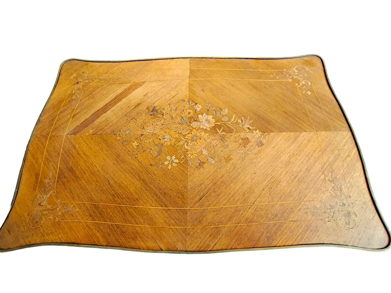 Incrusté Table à écrire en marqueterie de style Louis XV en vente