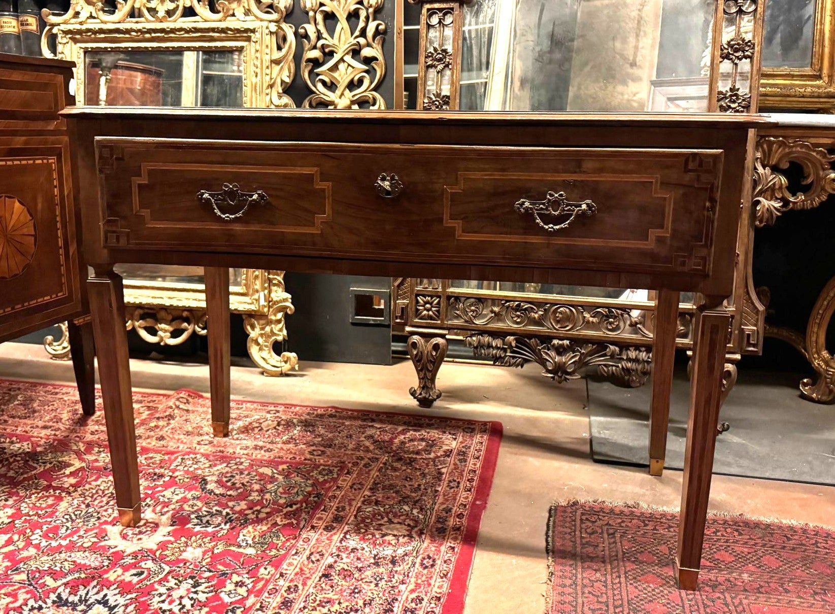 Table à écrire ancienne en bois massif, petite table avec tiroir central, également utilisable comme table d'entrée en console, table d'appoint. Originaire du Piémont (Italie) et datant du XIXe siècle, il présente des filets en bois tendre incrustés