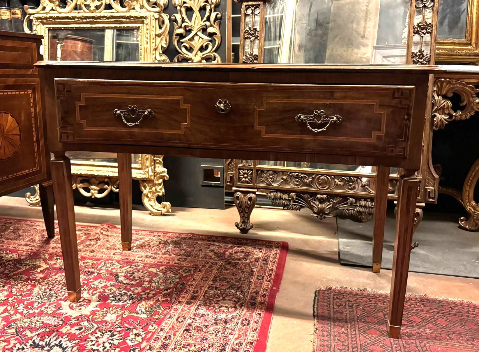 Italian Table à écrire en bois plaqué avec tiroir central, Italie en vente