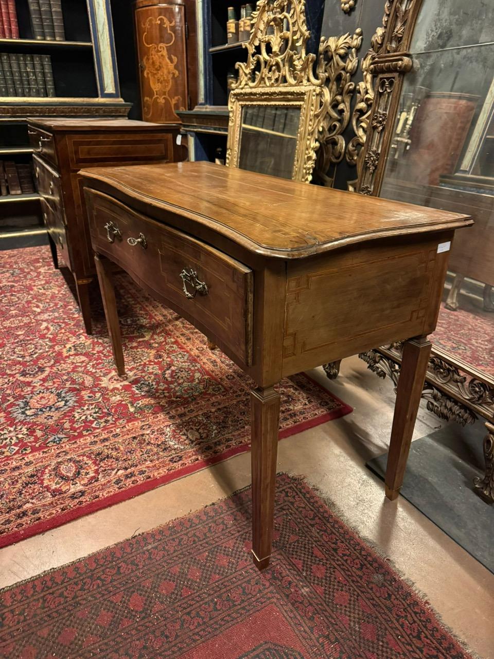 Incrusté Table à écrire en bois plaqué avec tiroir central, Italie en vente