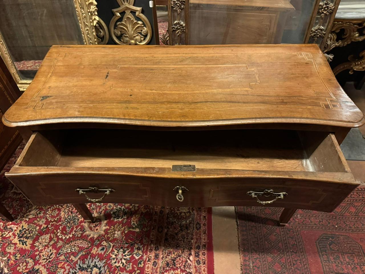 18th Century and Earlier Table à écrire en bois plaqué avec tiroir central, Italie en vente