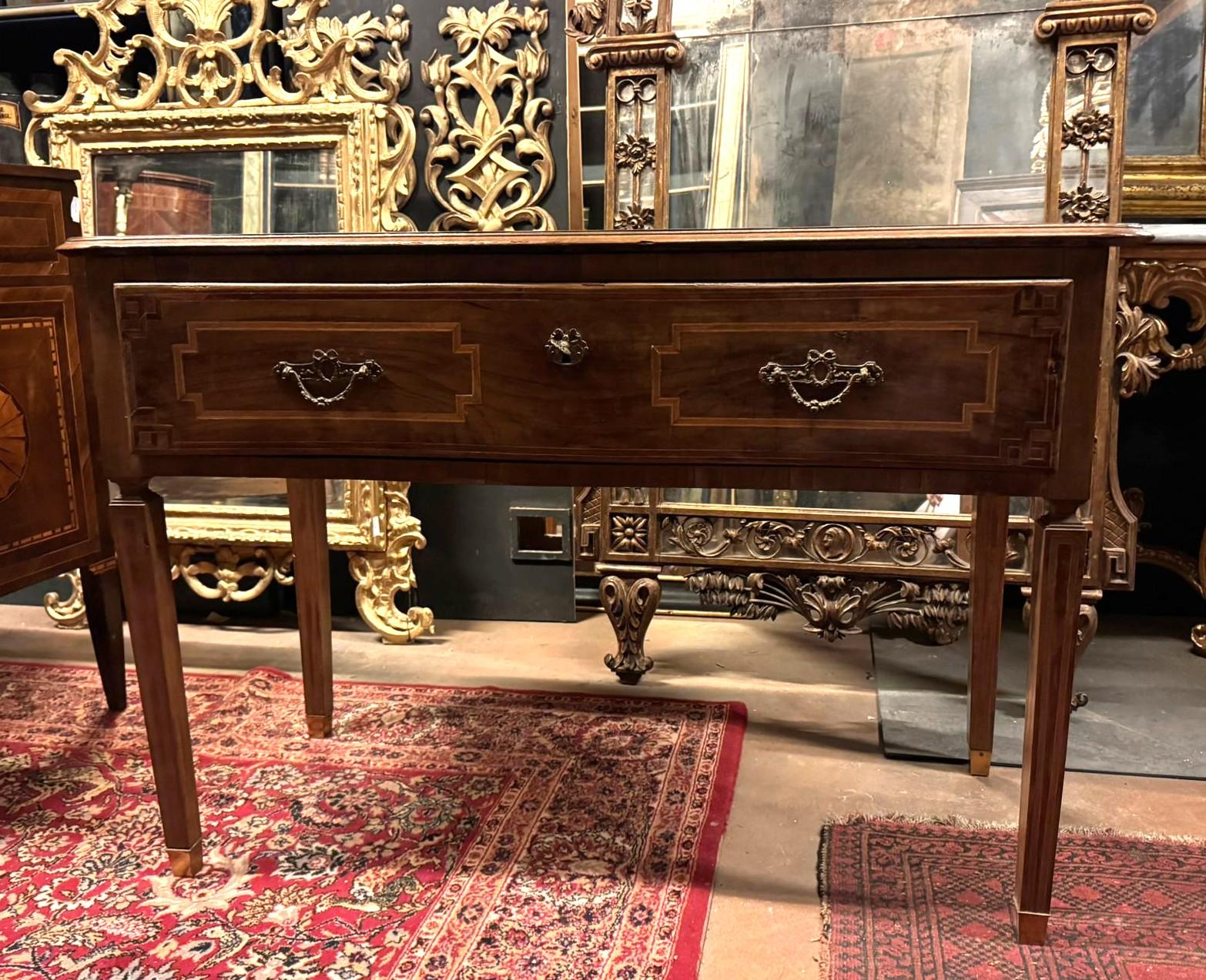 Noyer Table à écrire en bois plaqué avec tiroir central, Italie en vente