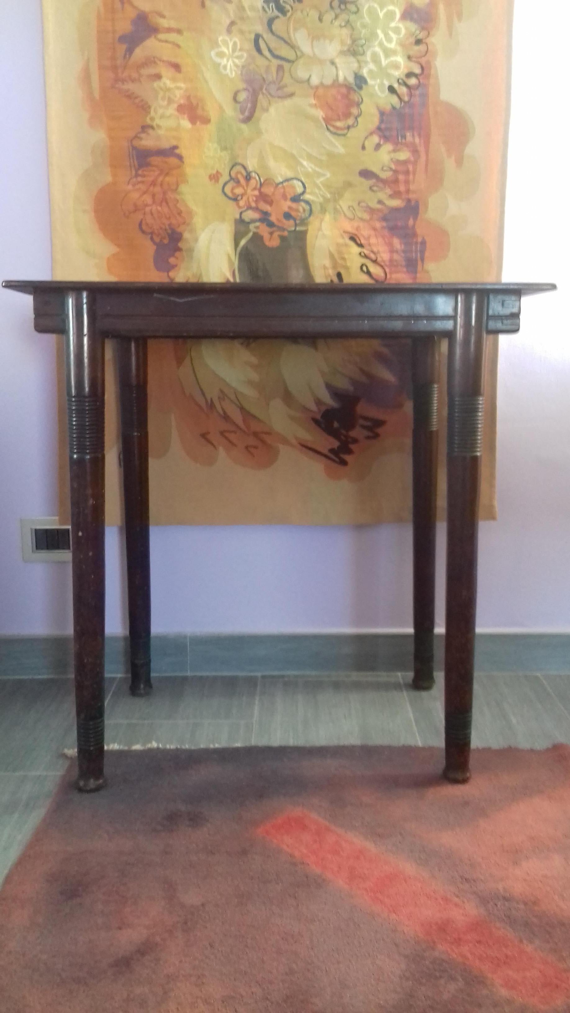 
Questo tavolo-scrivania vintage degli anni '20 è realizzato in legno di mogano dalla ditta Jacob & Josef Kohn di Vienna, in stile del designer Josef Hoffmann.  Le sue dimensioni sono H 78cm, lunghezza 80 cm.e profondità 50 cm., ha una silhouette