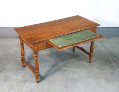 Bureau en noyer marqueté, avec plateau coulissant et tiroirs. Dix-neuvième siècle