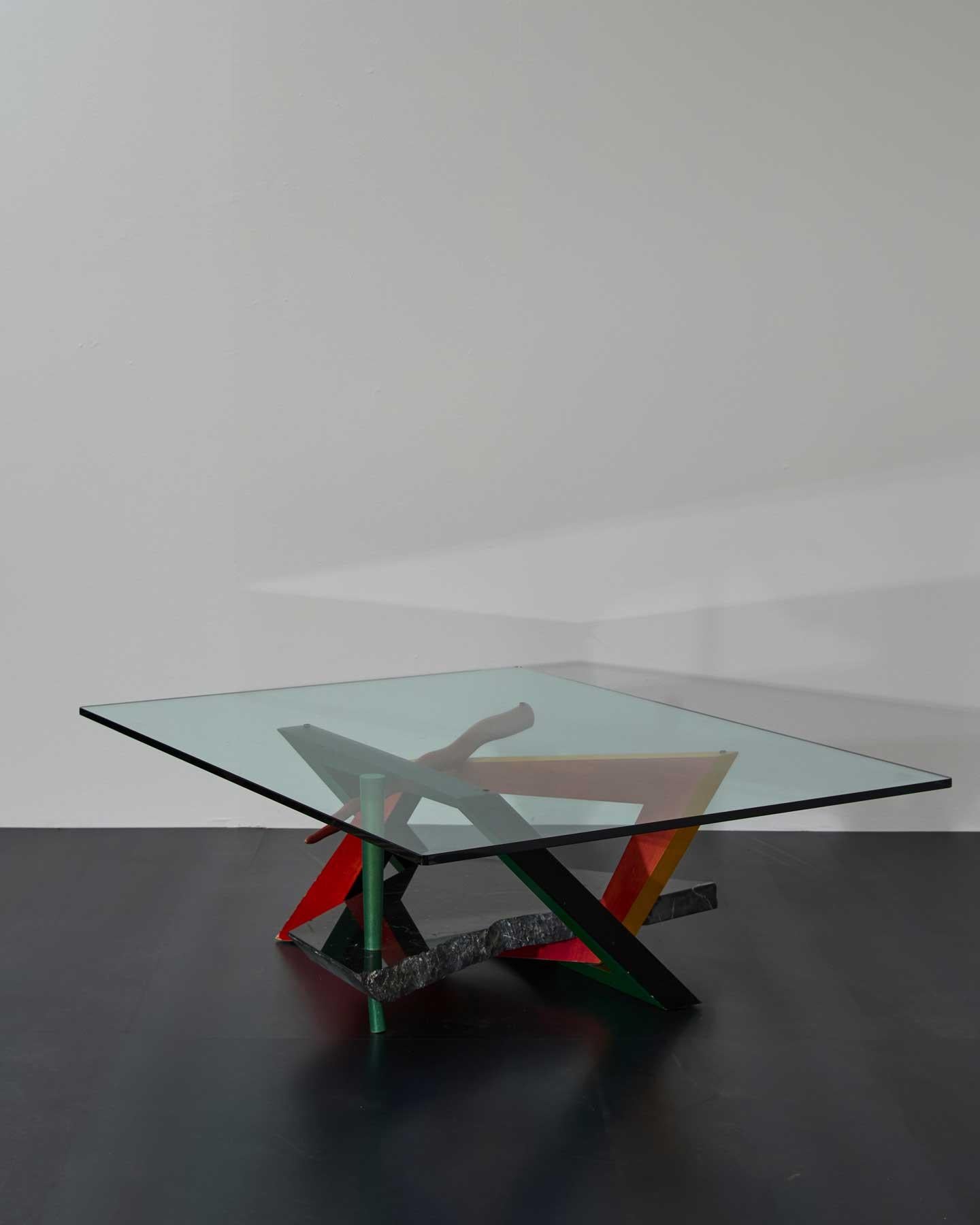 tavolo basso scultoreo su disegno di Maurice Barilone per Roche Bobois, primi anni '90. La base è costituita da un intreccio di elementi in legno laccato e una 