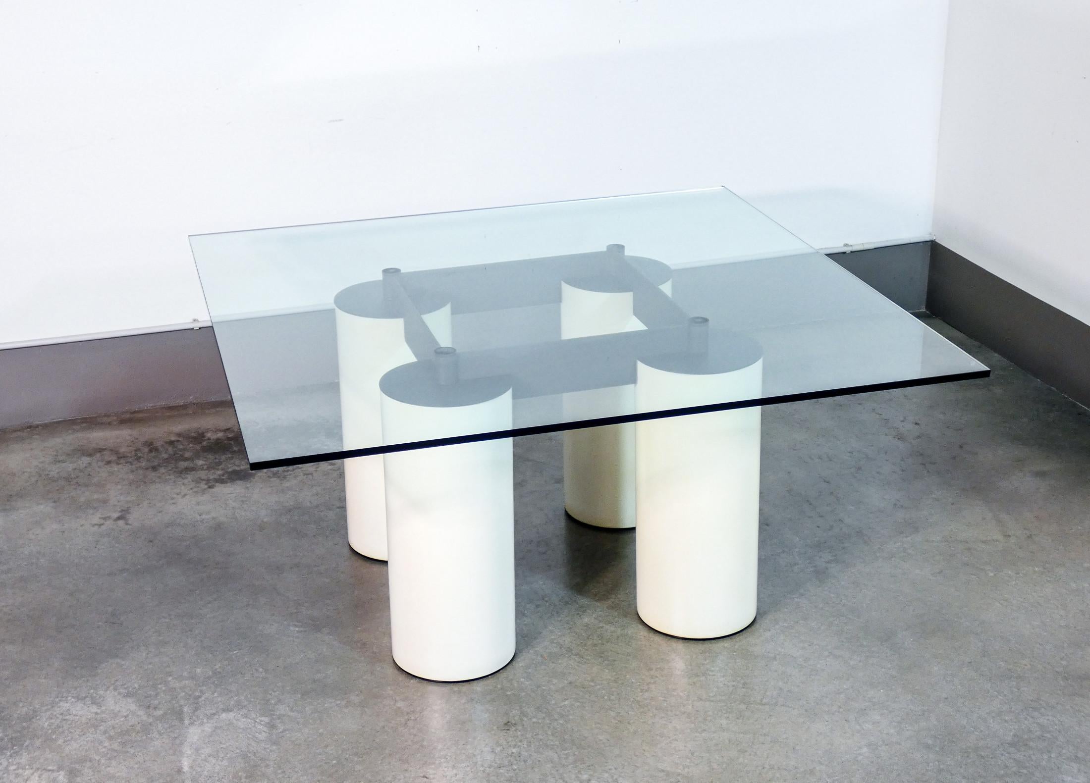 Mesa Serenissimo
diseño Lella & Massimo
VIGNELLI
para ACERBIS.

ORIGEN
Italia

PERÍODO
1980s

DISEÑADOR
Lella y Massimo
VIGNELLI

MARK
ACERBIS
Internacional

MODELO
Serenissimo

MATERIALES
Vidrio, metal

DIMENSIONES
Altura: 72 cm
Anchura: 144.5