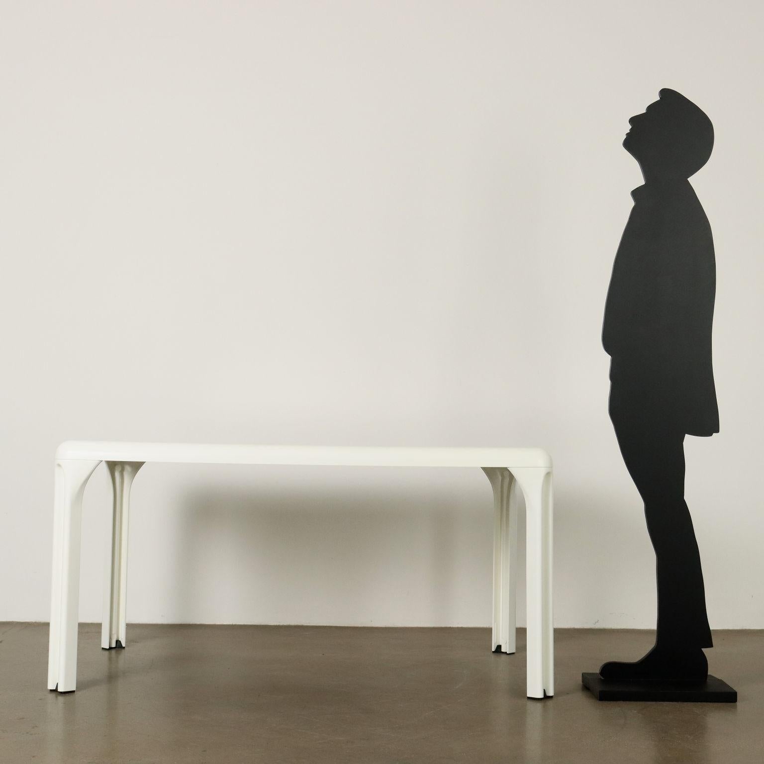 Mesa de comedor con tablero rectangular de material plástico blanco y acabado lacado recién renovado. Muy buen estado.