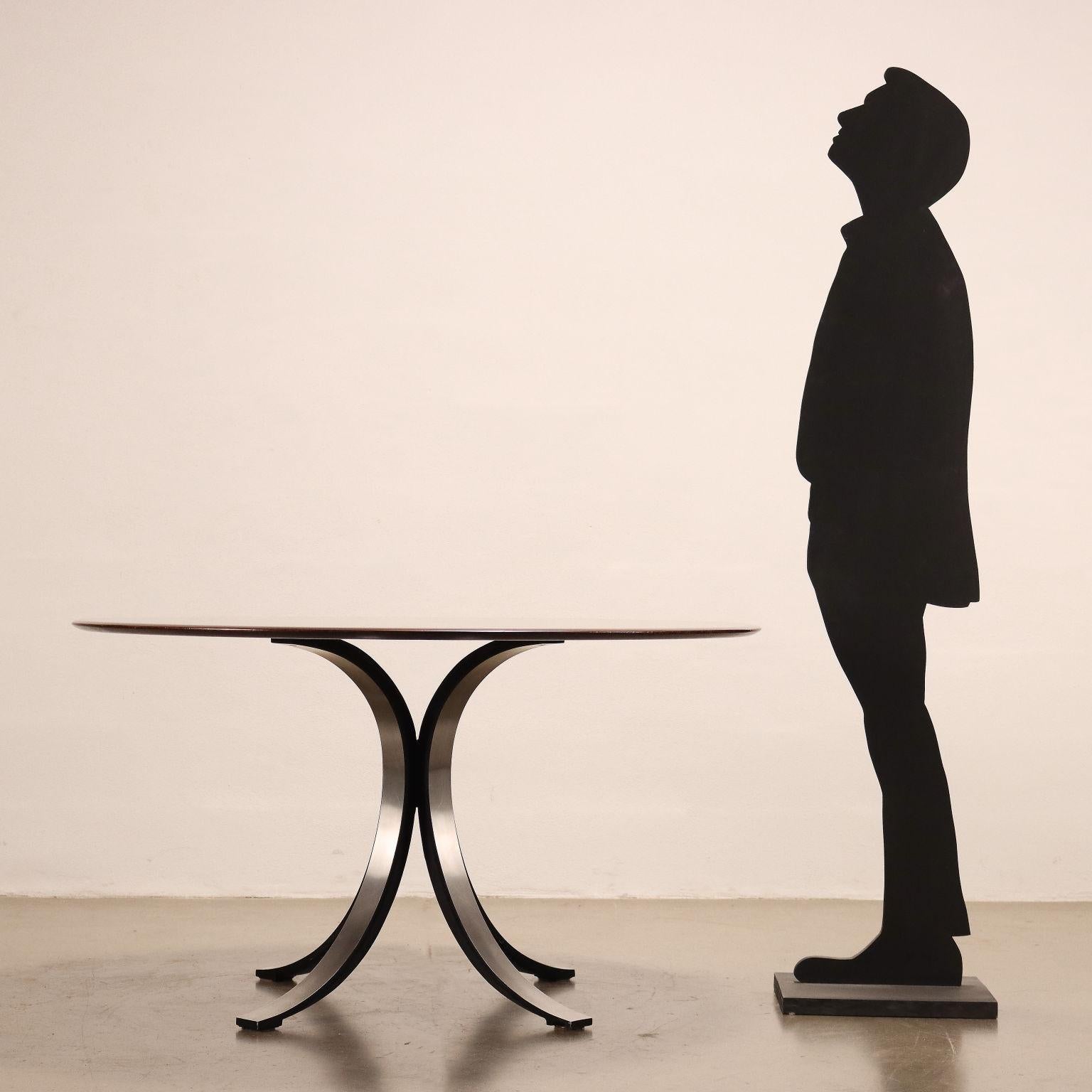 Tavolo con base in fusione di alluminio e piano in legno impiallacciato legno esotico. 