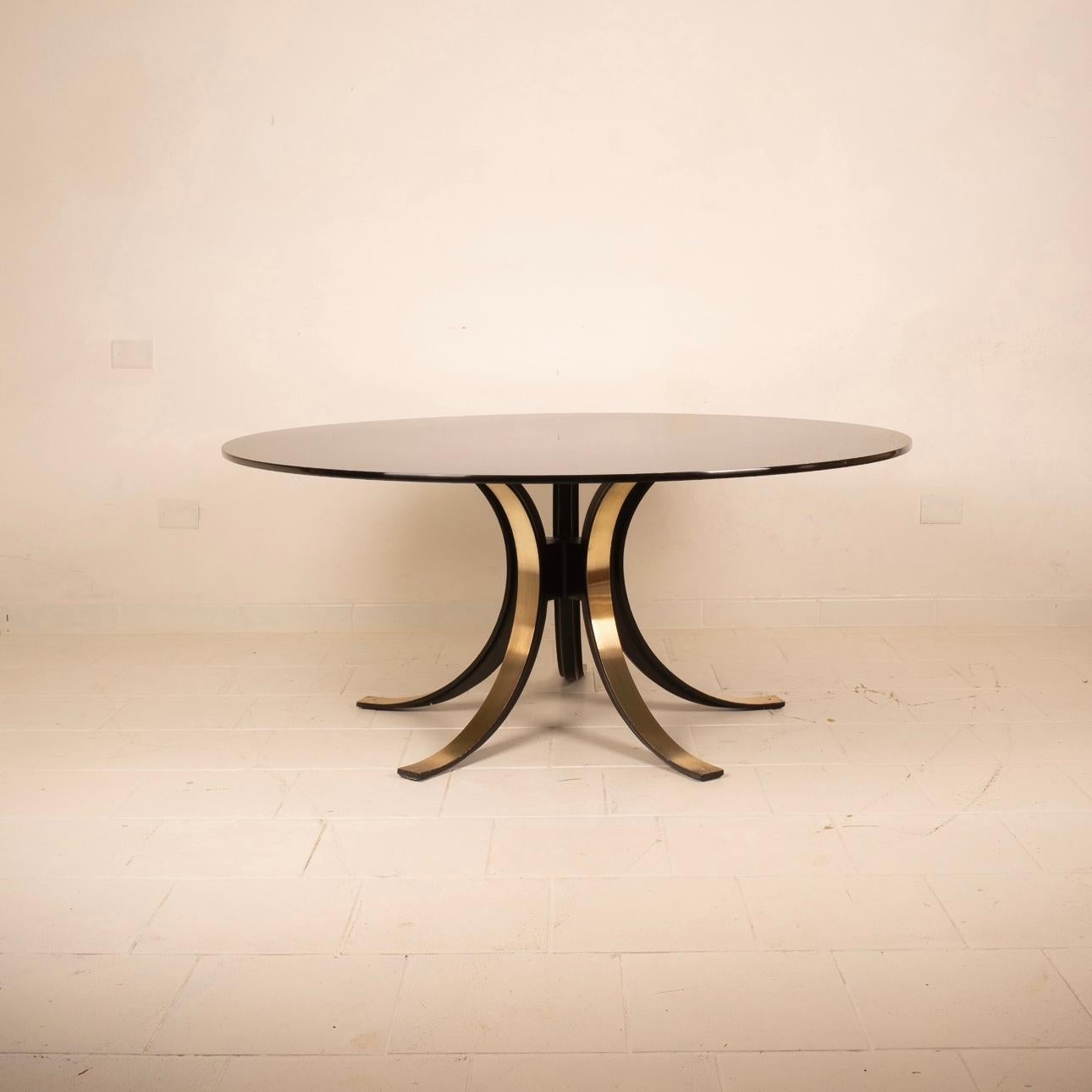Extremely rare T69 XL table with five legs, designed by Osvaldo Borsani in collaboration with Eugenio Gerli in the late 1950s for Tecno SPA.
While the standard T69 tables (types A and B) were typically produced with four legs and a maximum diameter