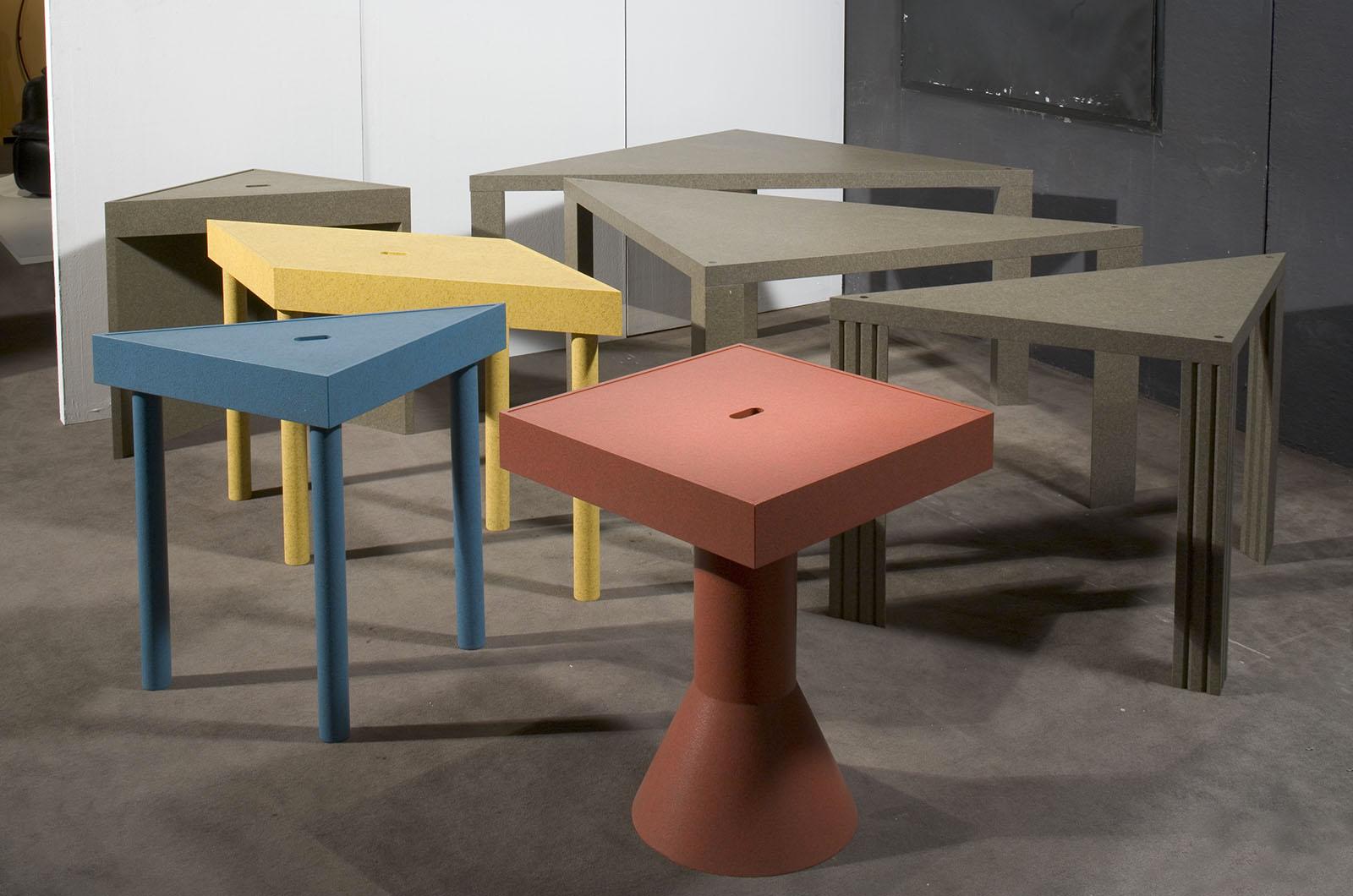 Table conçue par Massimo Morozzi pour Cassina en 1980. Table modulaire pouvant être utilisée dans différentes configurations. Composé de quatre pièces, dont deux en forme de triangle, bleues, une jaune, en forme de trapèze, et enfin une quatrième
