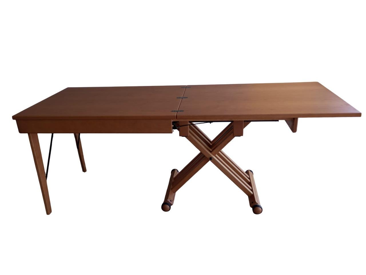 Elegante mesa de centro convertible en mesa de comedor con capacidad para 8 personas, con el logotipo de LG -made in Italy. Fabricado en madera de nogal, presenta una línea sobria y funcional, típica de la producción italiana de principios de la