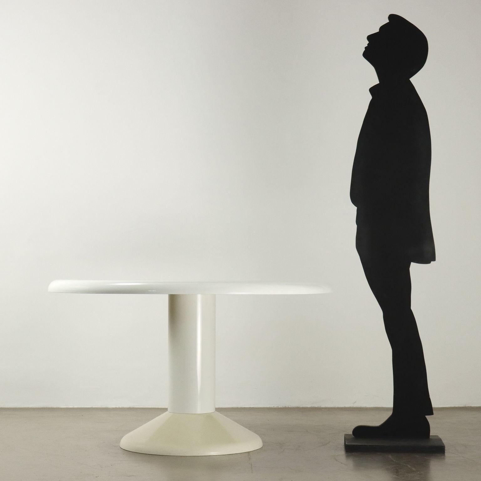 Tavolo da pranzo in materiale plastico bianco con base tronco conica, alzata cilindrica e piano tondo. 