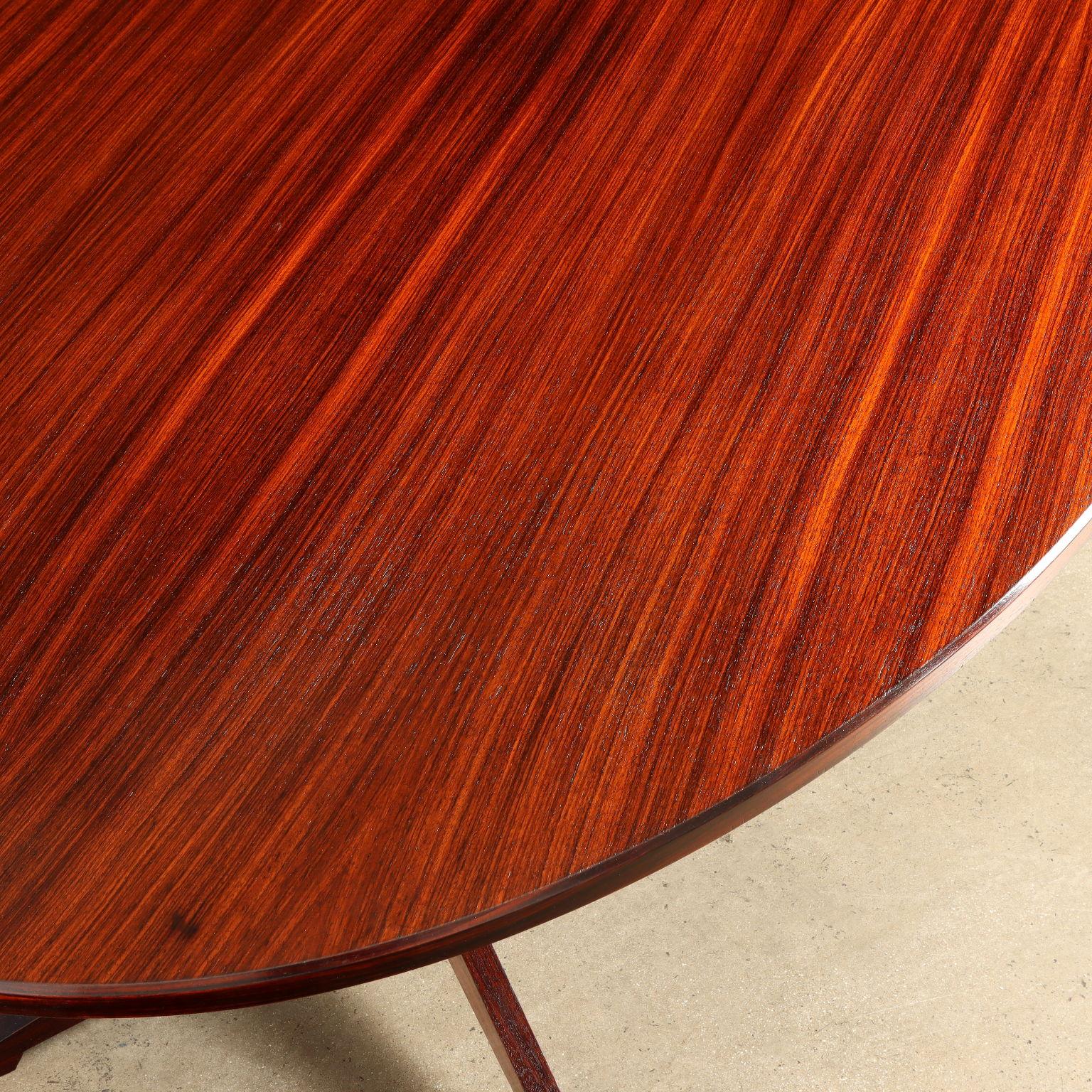 Tavolo modello 'TL22'  disegnato da Franco Albini per una produzione Poggi anni '60. Restaurato nei nostri laboratori, il tavolo è realizzato esclusivamente in legno ed è composto da un grande piano ovale sorretto da eleganti gambe oblique.