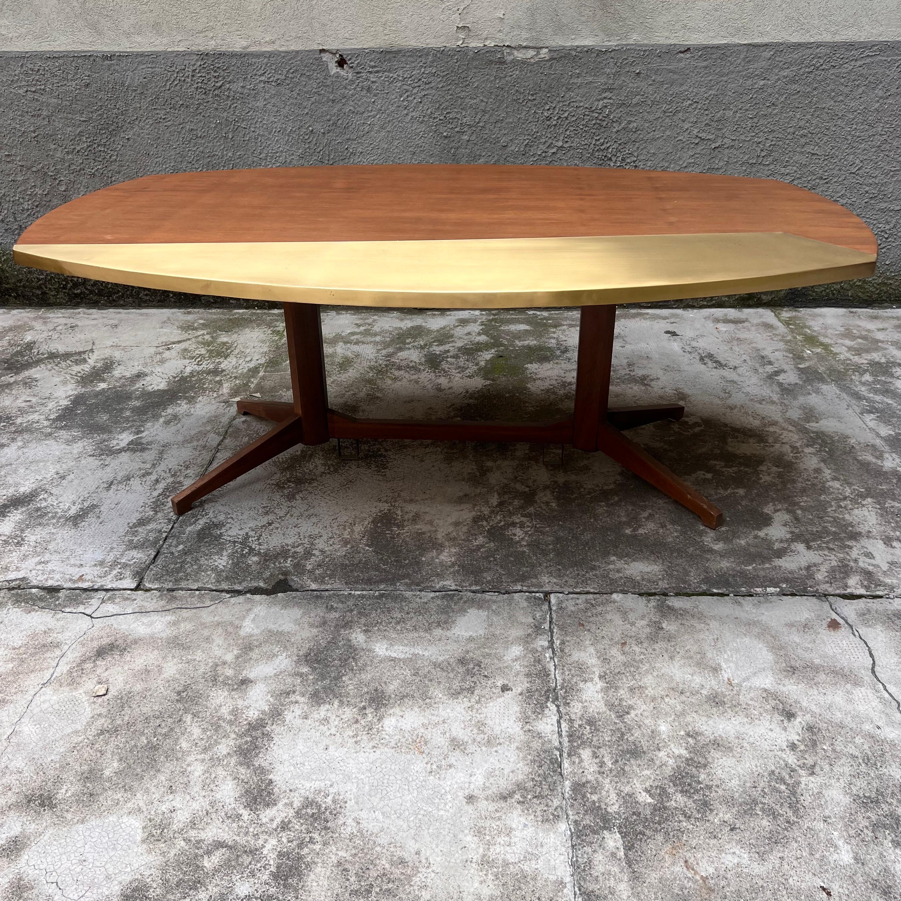 Ce que nous proposons, c'est l'emblématique table TL22 conçue par Franco Albini en 1958 et produite par Poggi, mais qui, au XXIe siècle, a été réinterprétée et modernisée par l'intervention de l'artiste Alberto Tonni.
En fait, vous la trouvez sous